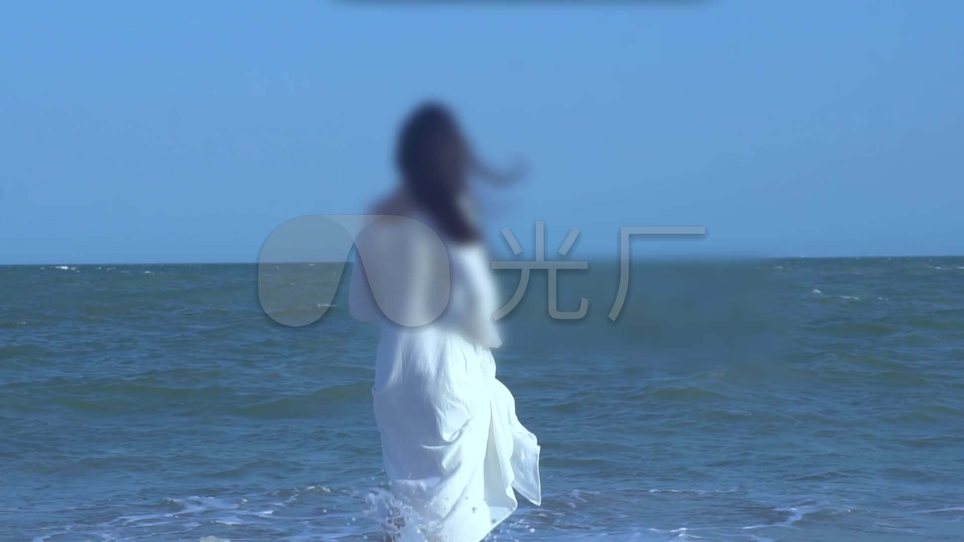 白裙子美女海边散步大海沙滩_视频素材包下载(编号:)
