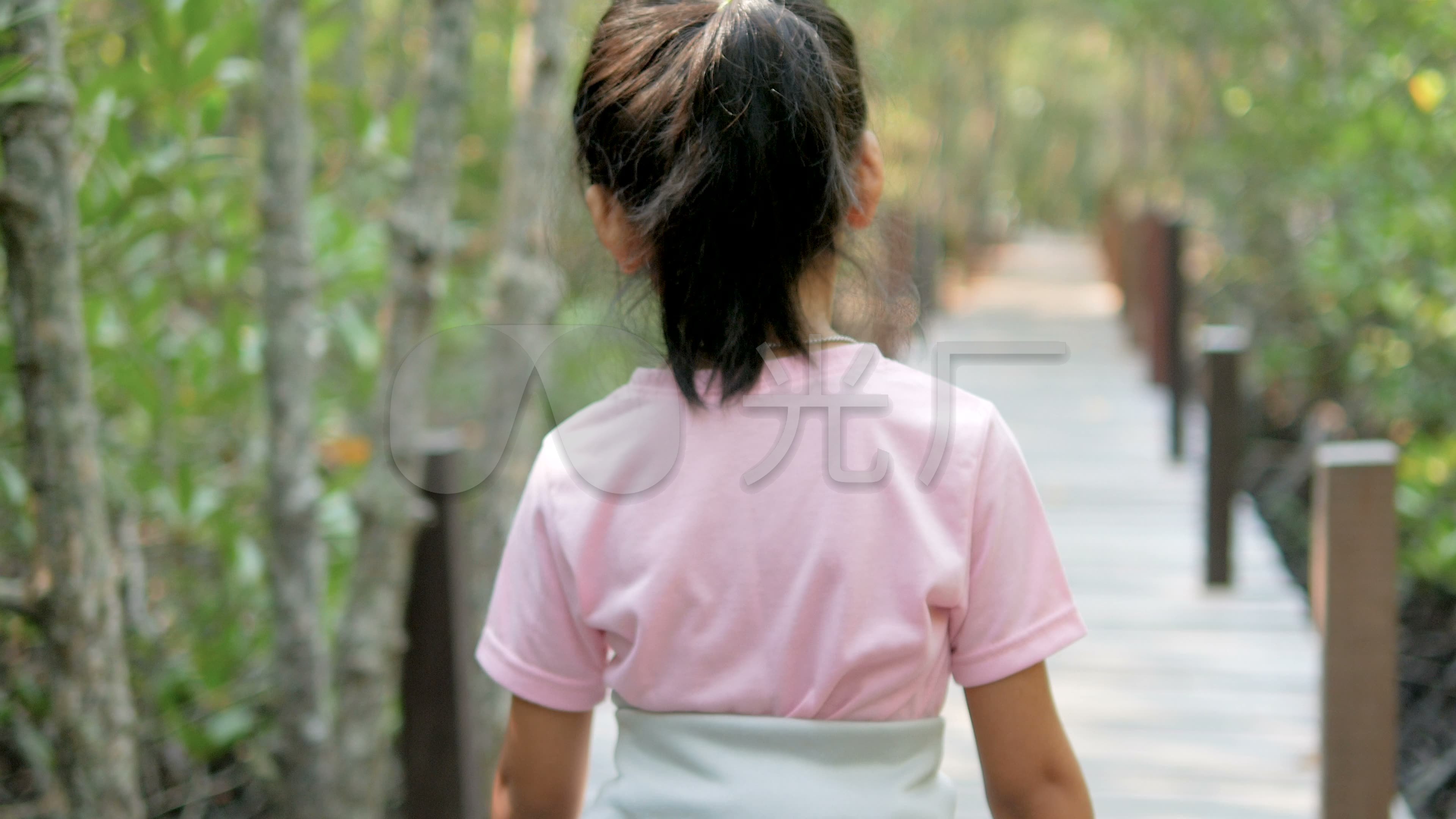 走在桥上的女孩