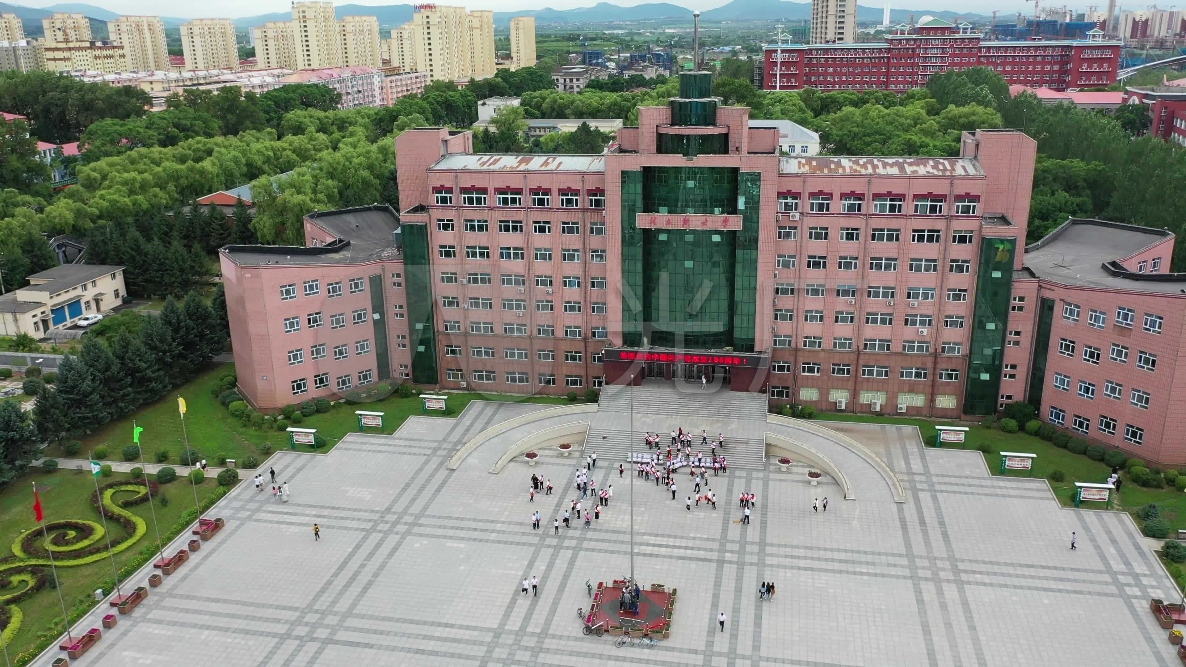 佳木斯大学主楼环绕航拍4k_3840x2160_高清视频素材