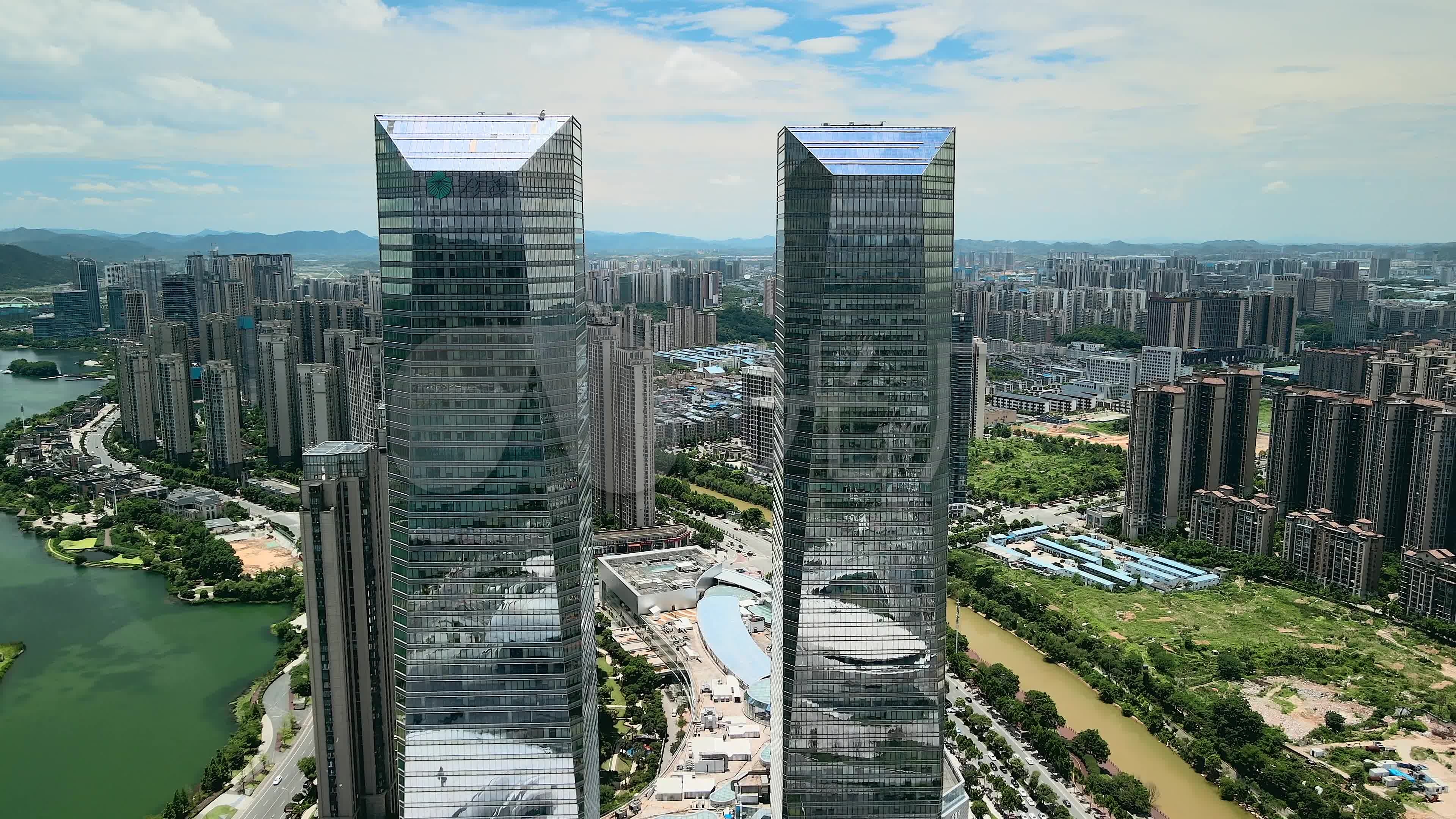 4k长沙梅溪湖金茂双子塔航拍空镜_3840x2160_高清视频
