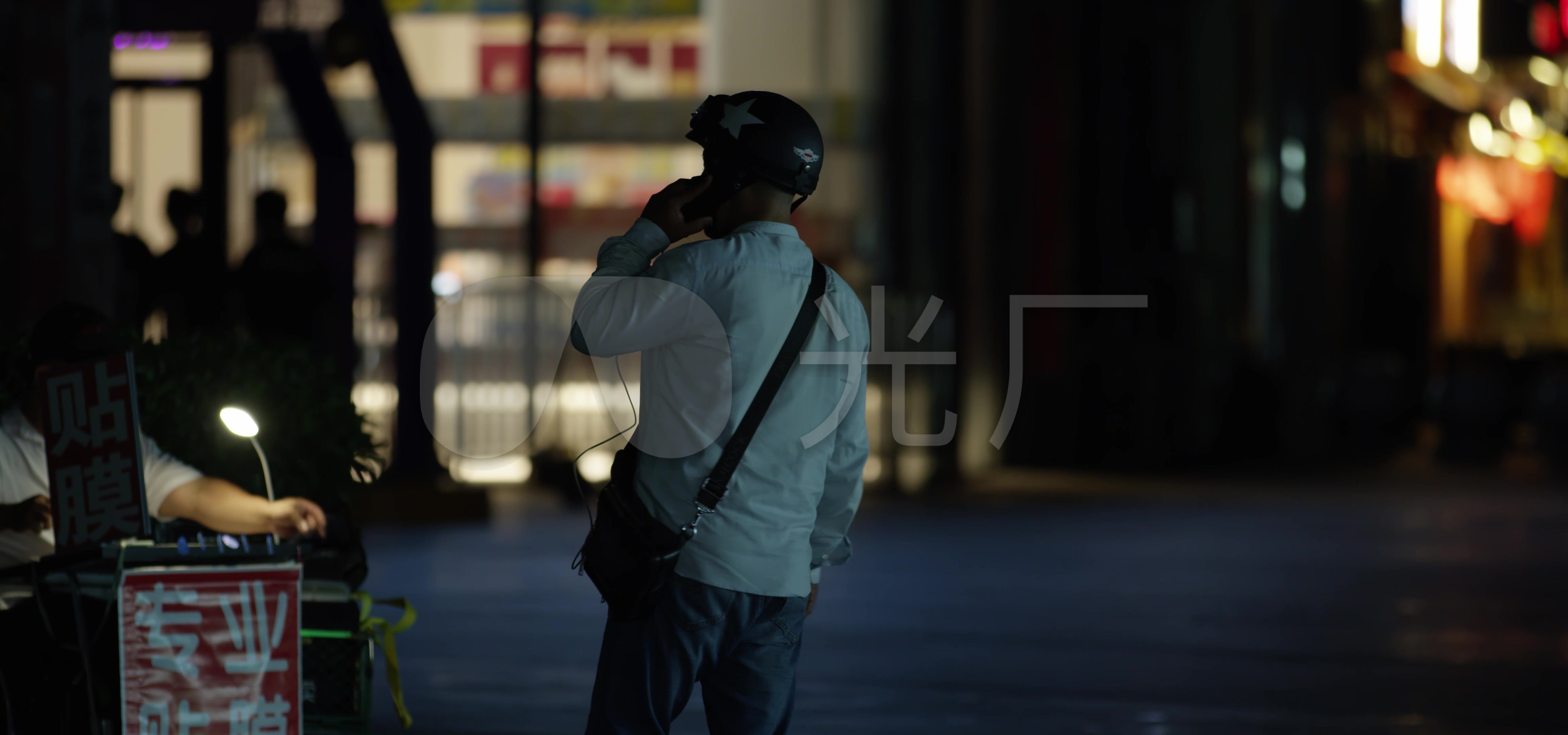 夜晚街道走路打电话男人背影4k_4608x2160_高清视频