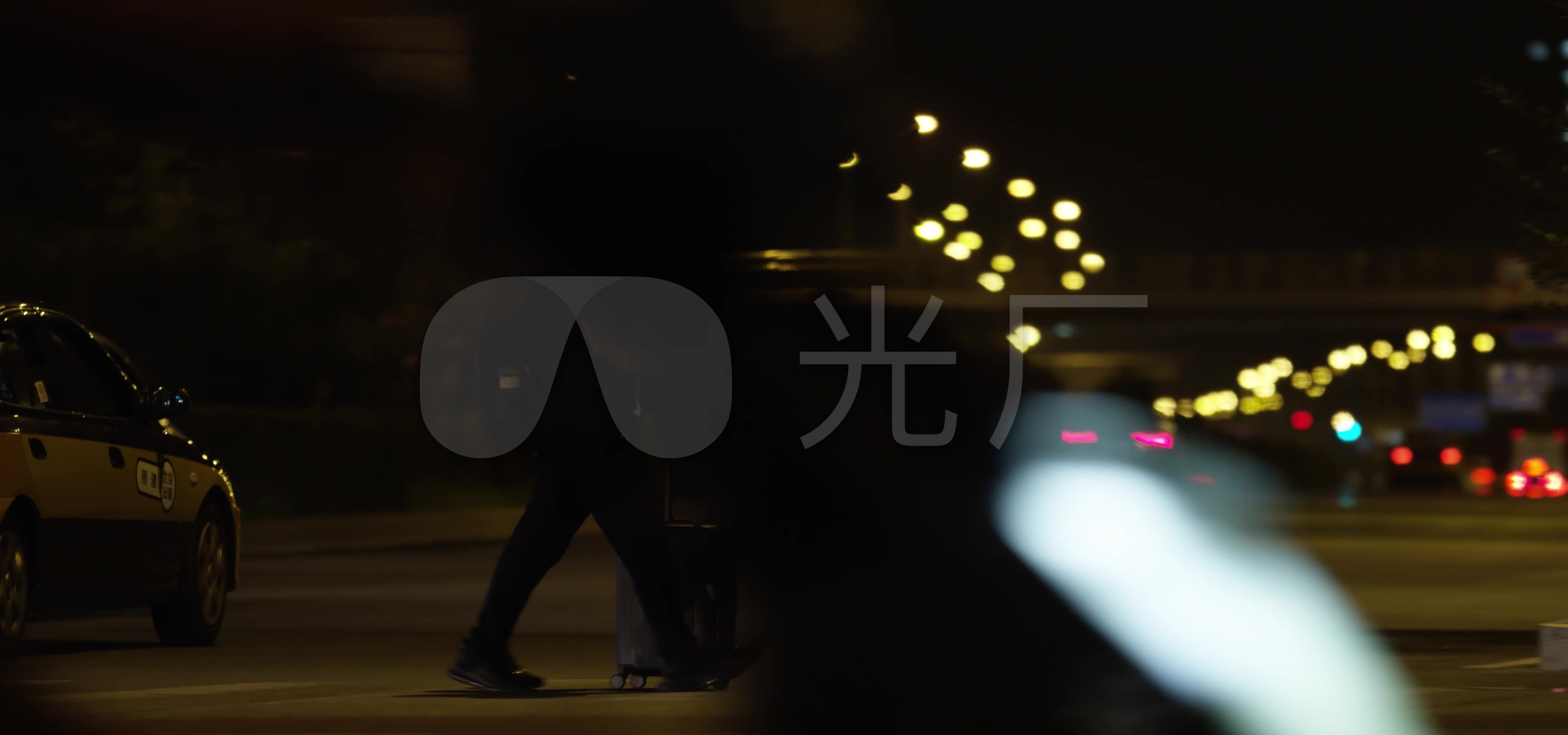 城市街拍女人骑车背影孤独深夜一个人_4608x2160_高清