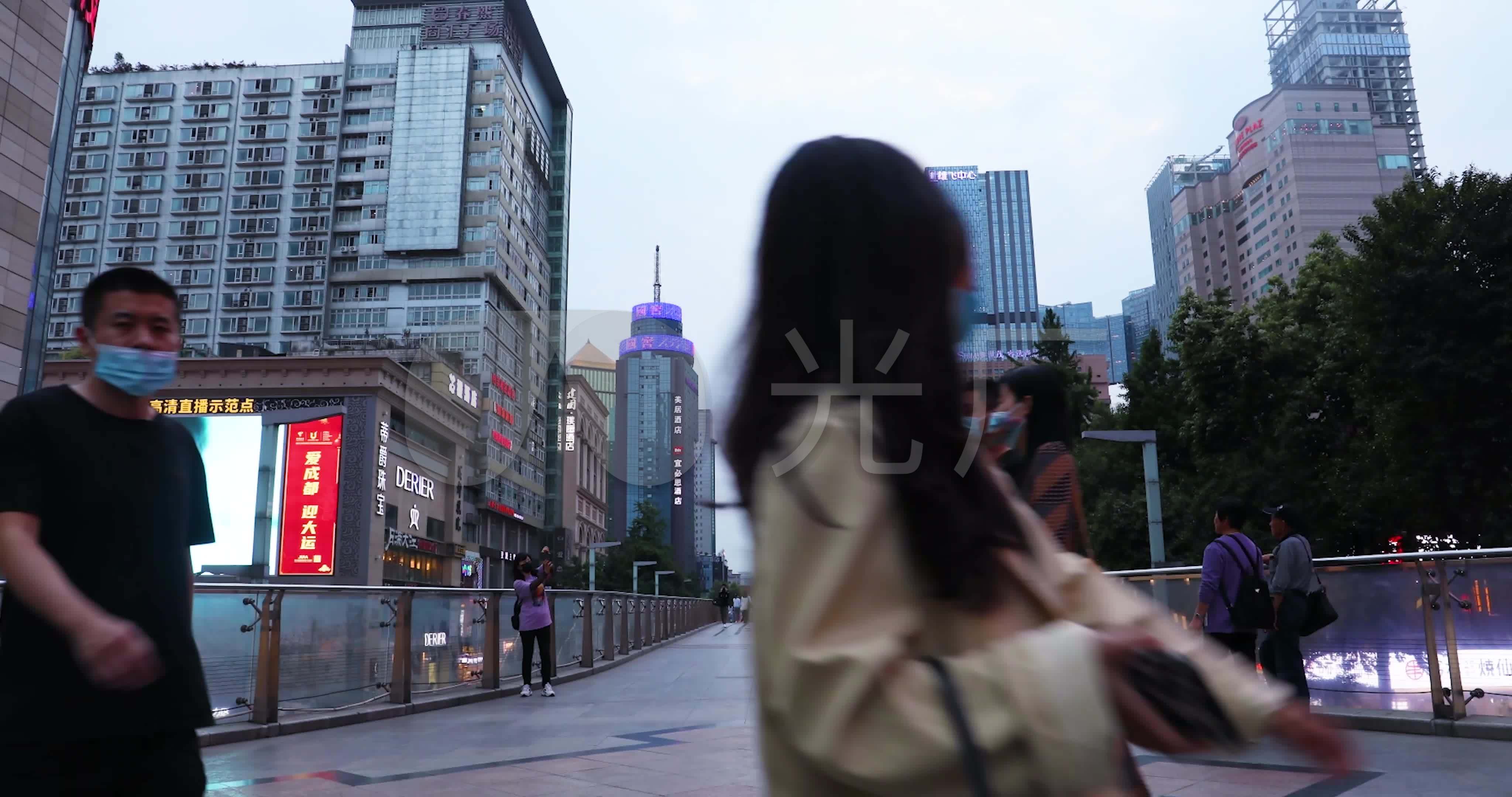 天桥上匆忙的人
