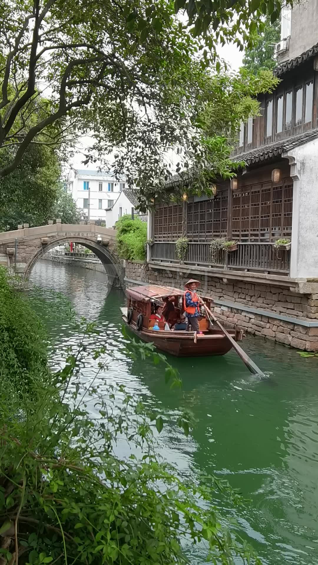 江南梅雨季节江南水乡小桥小河划船