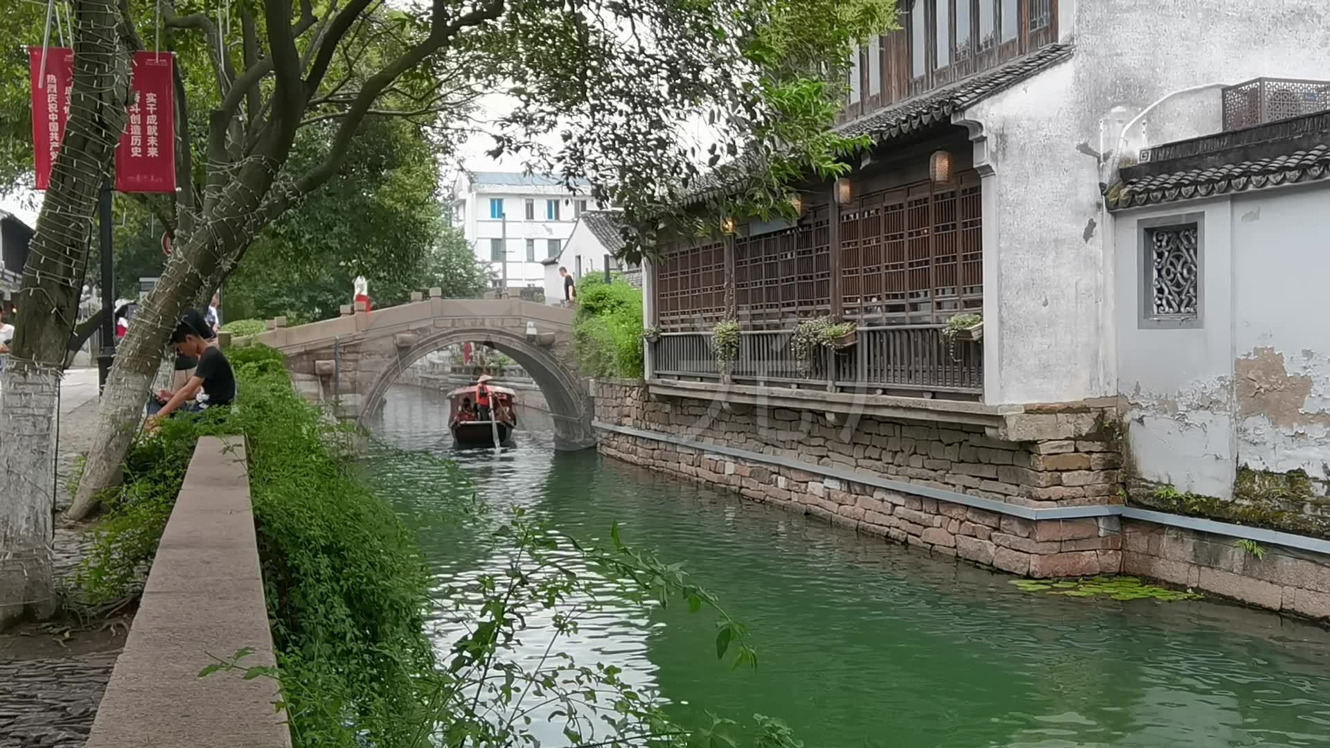 江南梅雨季节江南水乡小桥小河划船