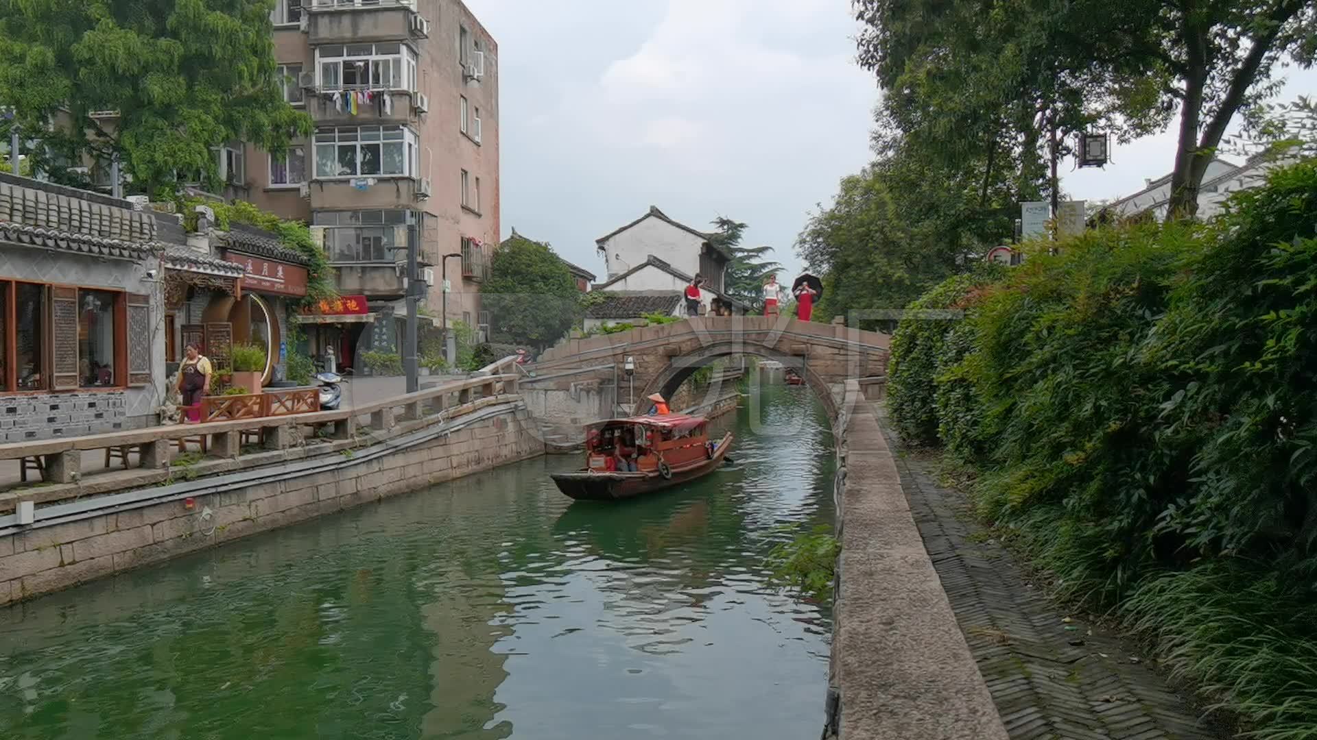 江南梅雨季节江南水乡小桥小河划船