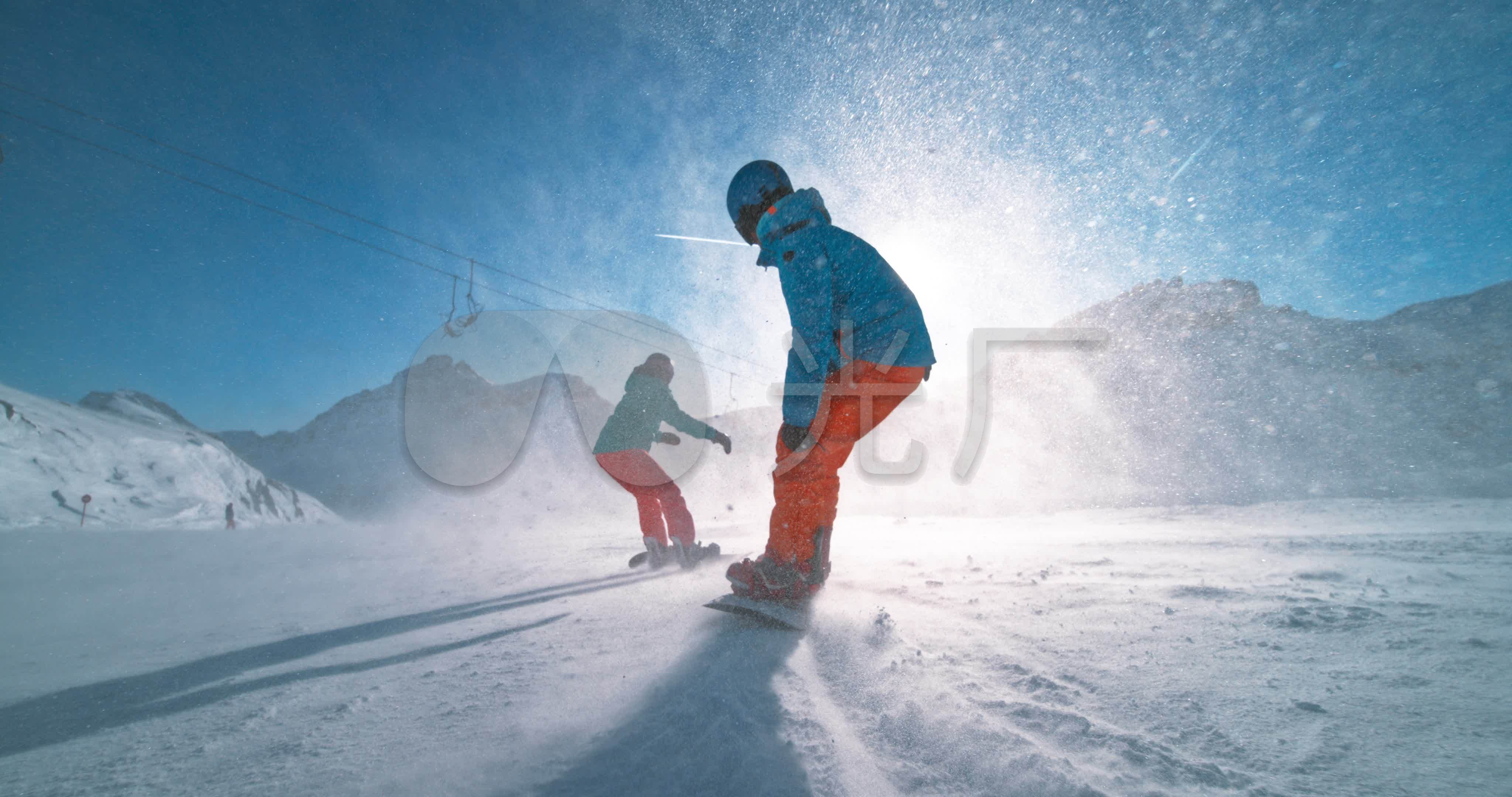 男女滑雪板运动员在阳光下滑雪