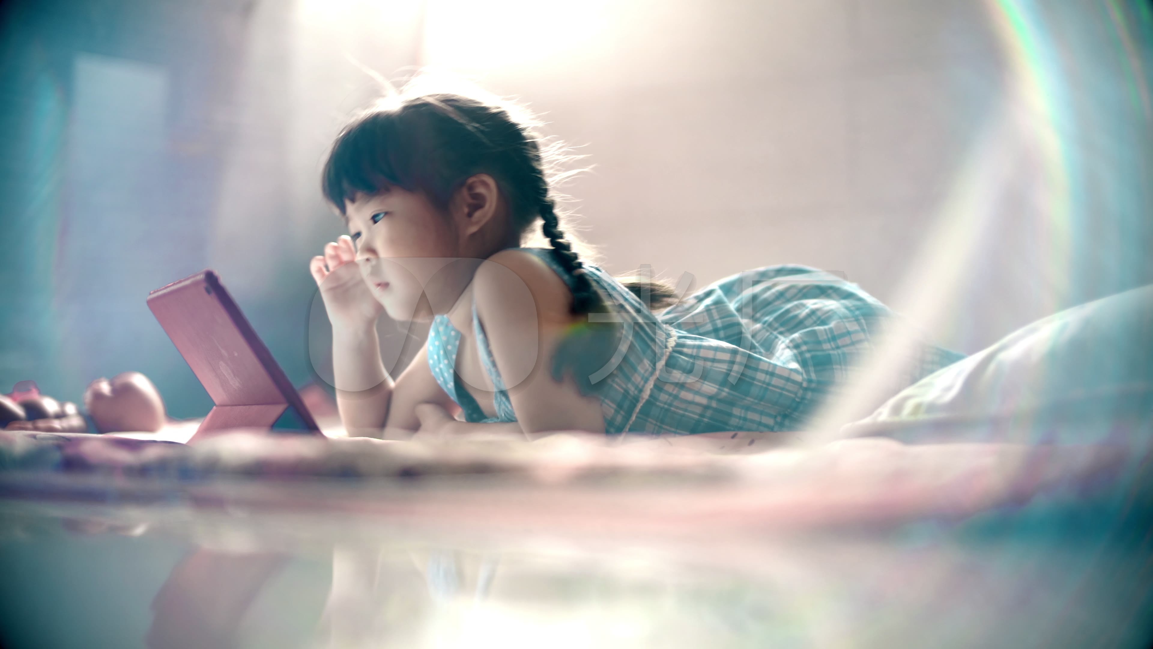 小女孩在卧室里用平板电脑_3840x2160_高清视频素材下载(编号:6120533