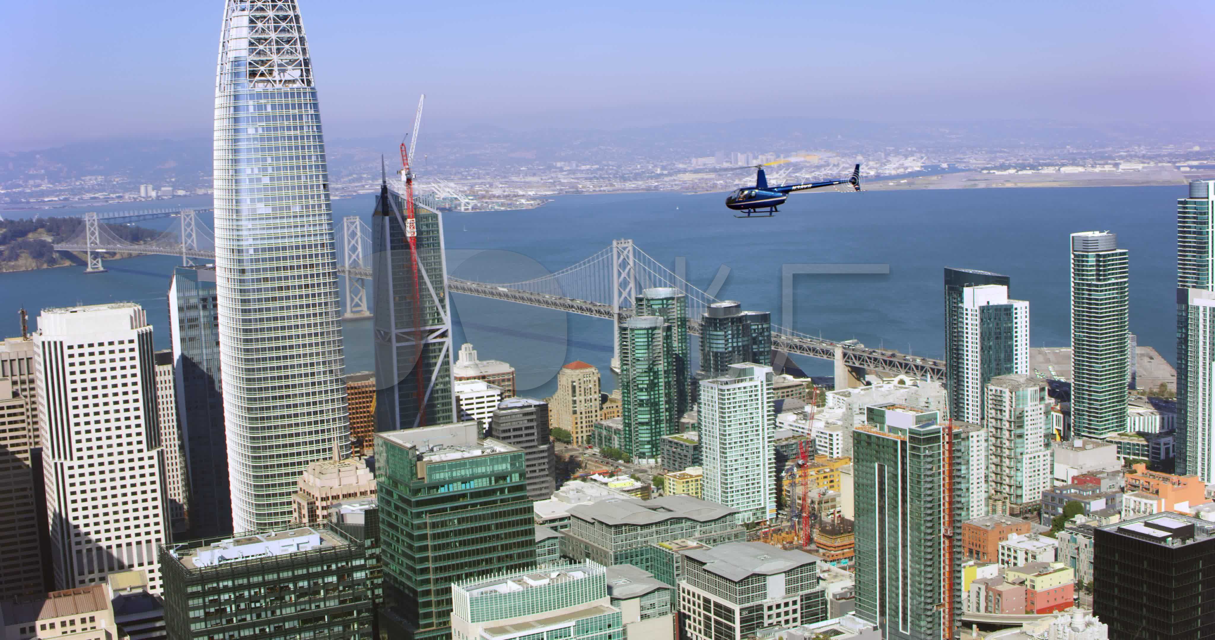 空中直升机在旧金山摩天大楼上空飞行_4096x2160_高清