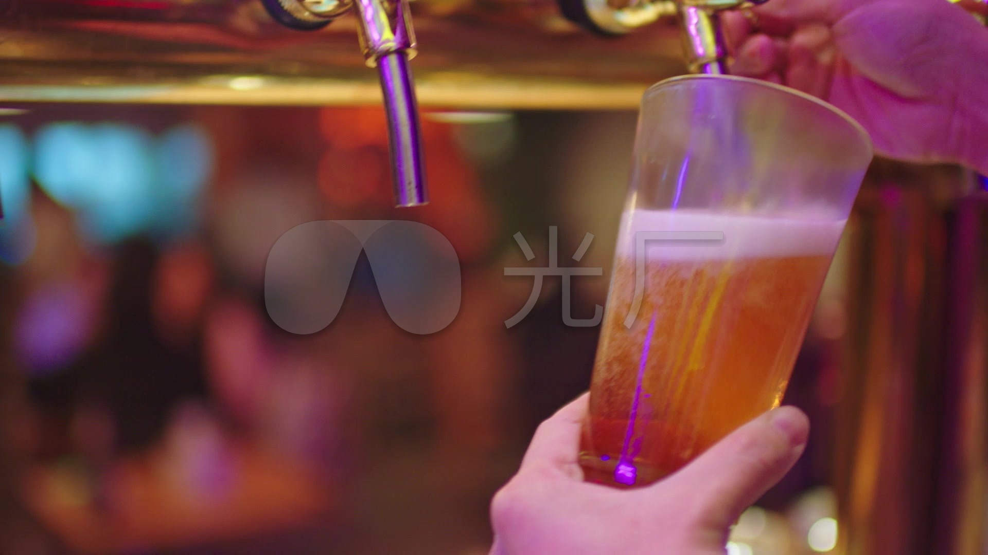 酒吧聚会啤酒碰杯演艺调酒_1920x1080_高清视频素材