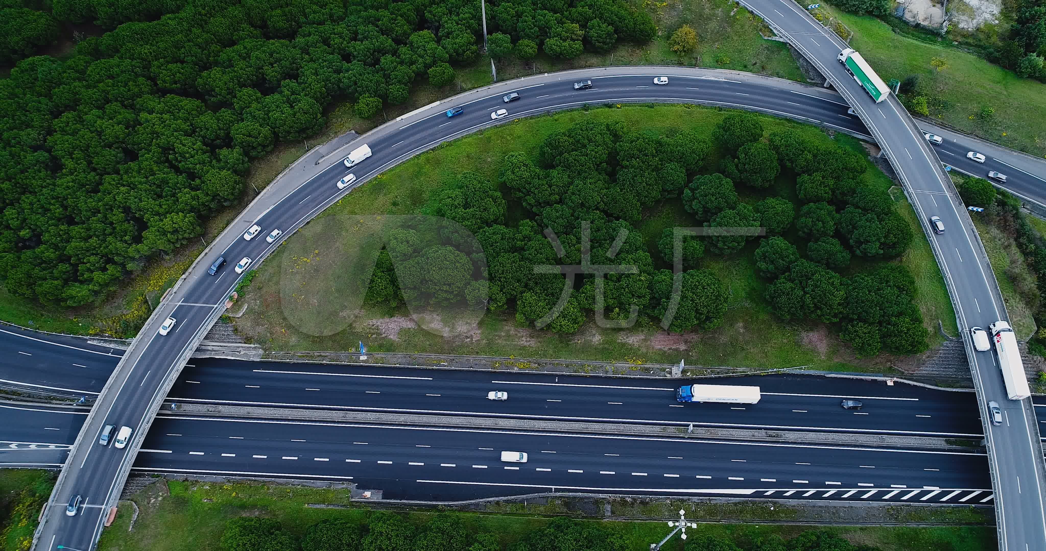 环形公路立交桥鸟瞰图.