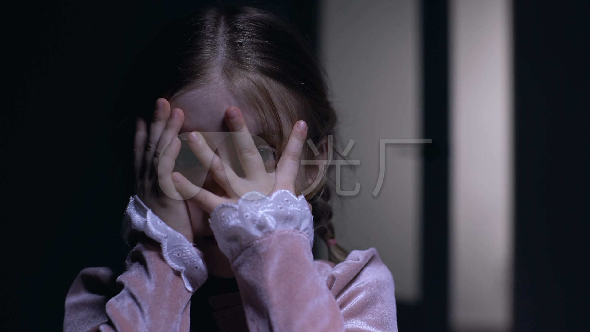 受惊害怕鬼魂的小女孩用手掌闭上脸