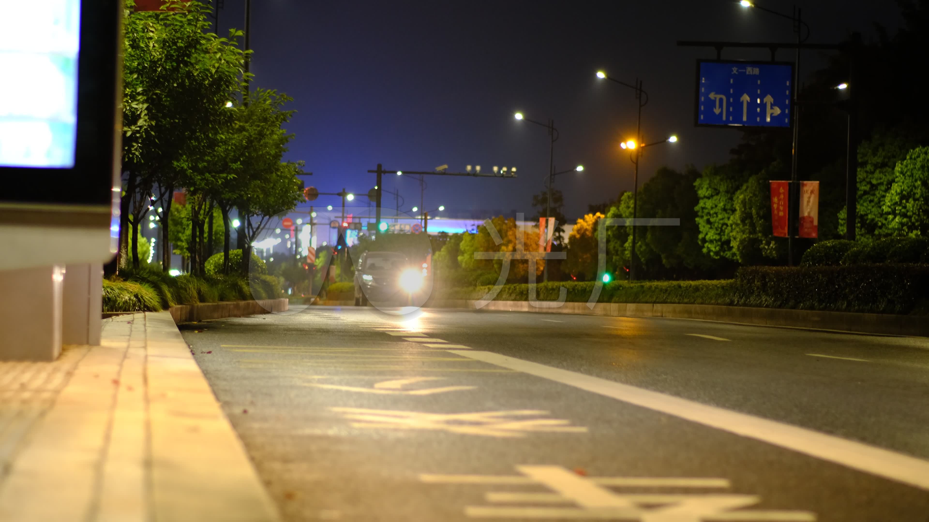 夜晚马路上汽车经过