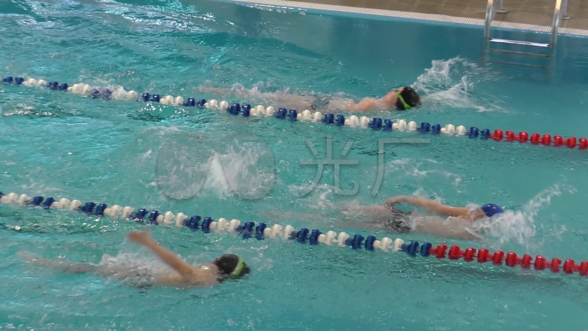 男孩参加游泳仰泳