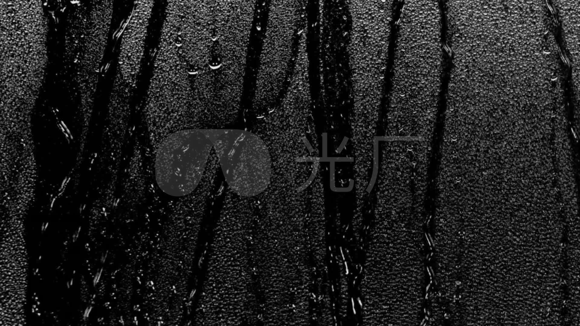 下雨车窗玻璃上水