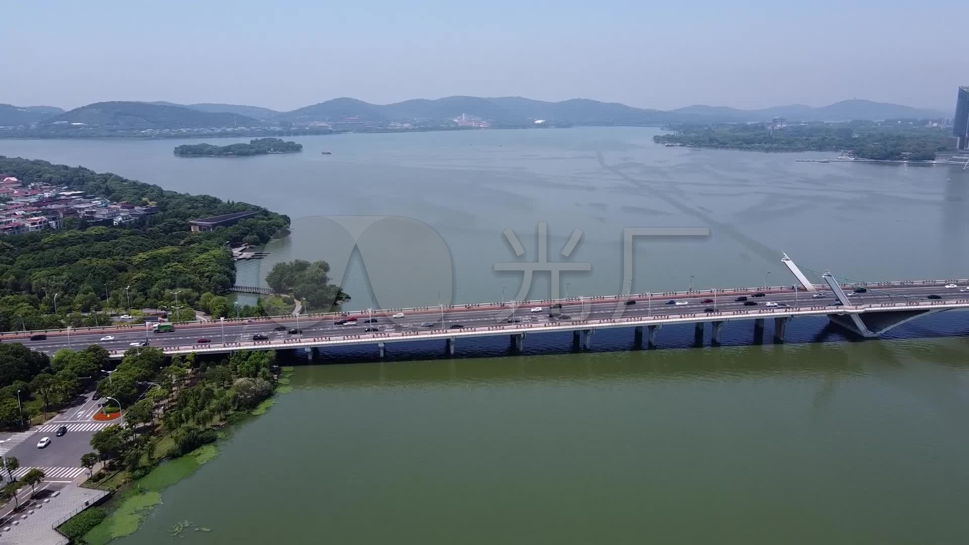 江苏无锡蠡湖大桥航拍城市建筑俯瞰交通车辆