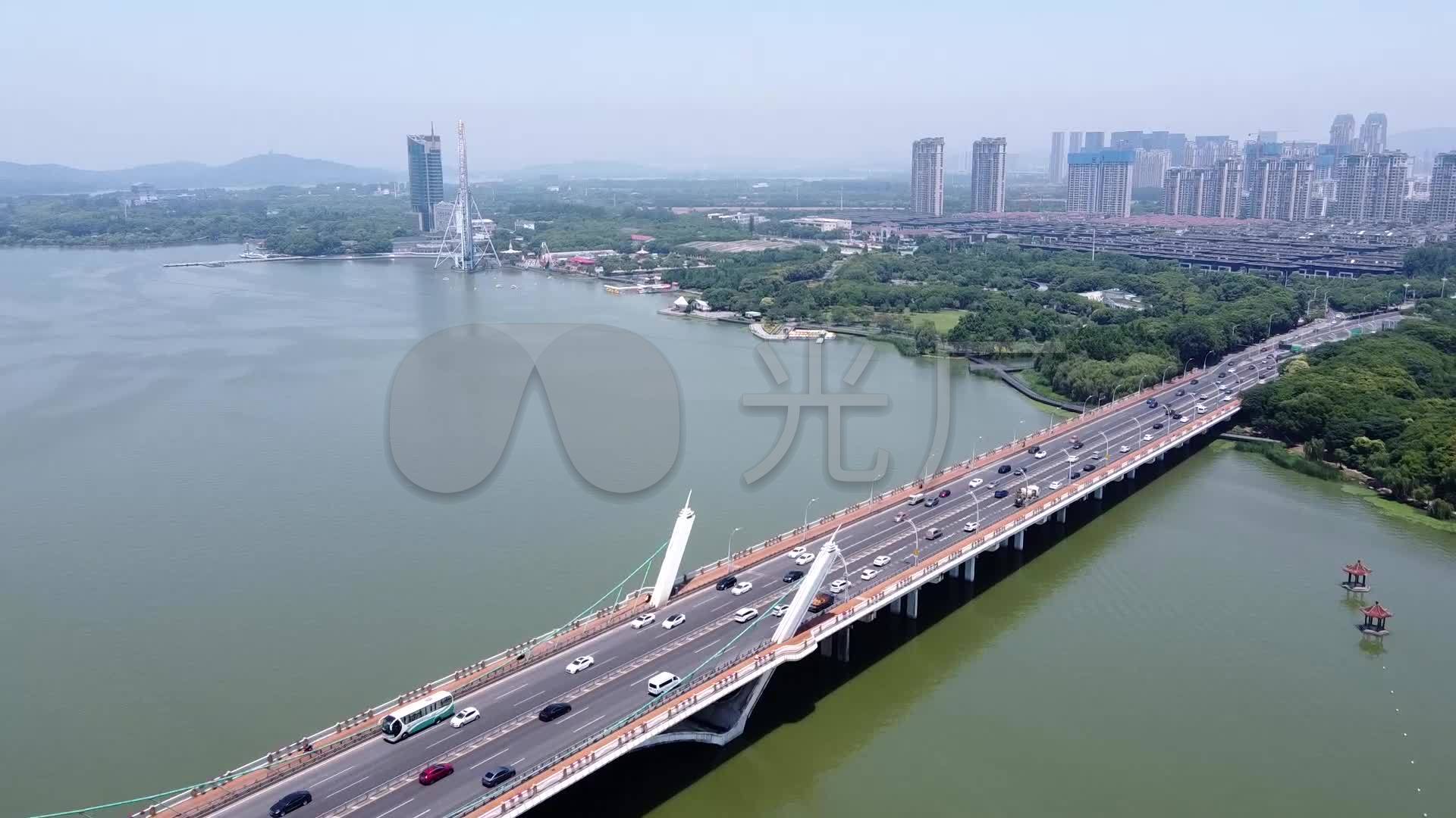 江苏无锡蠡湖大桥航拍城市建筑俯瞰交通车辆