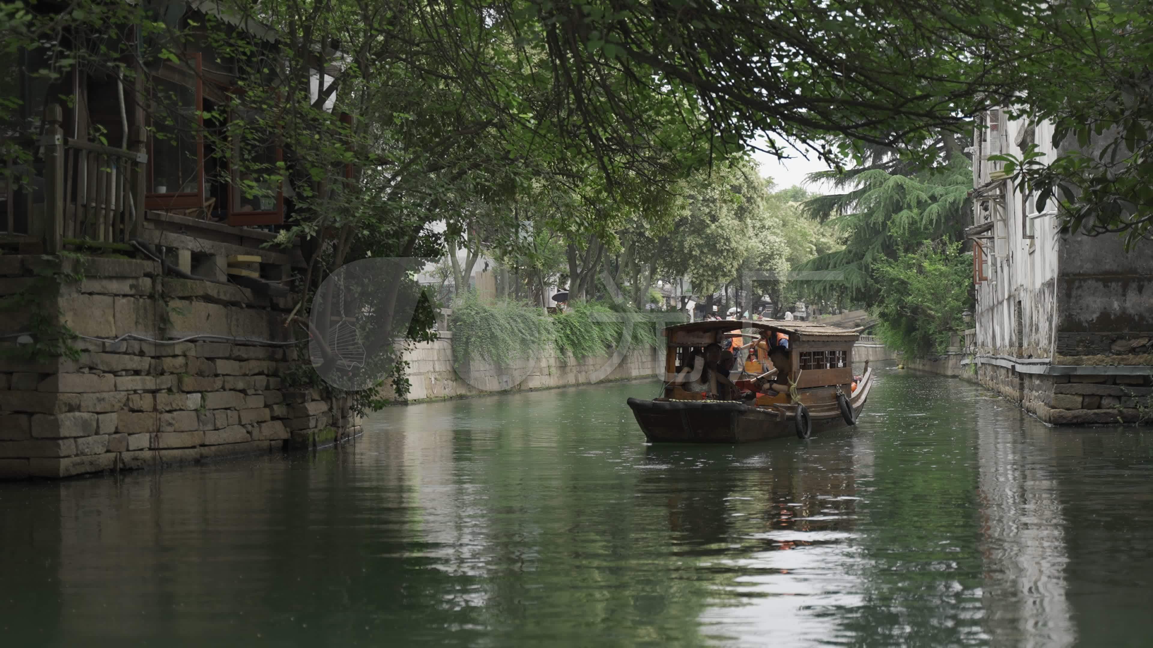 4k江南水乡古镇下雨河上划船_3840x2160_高清视频素材