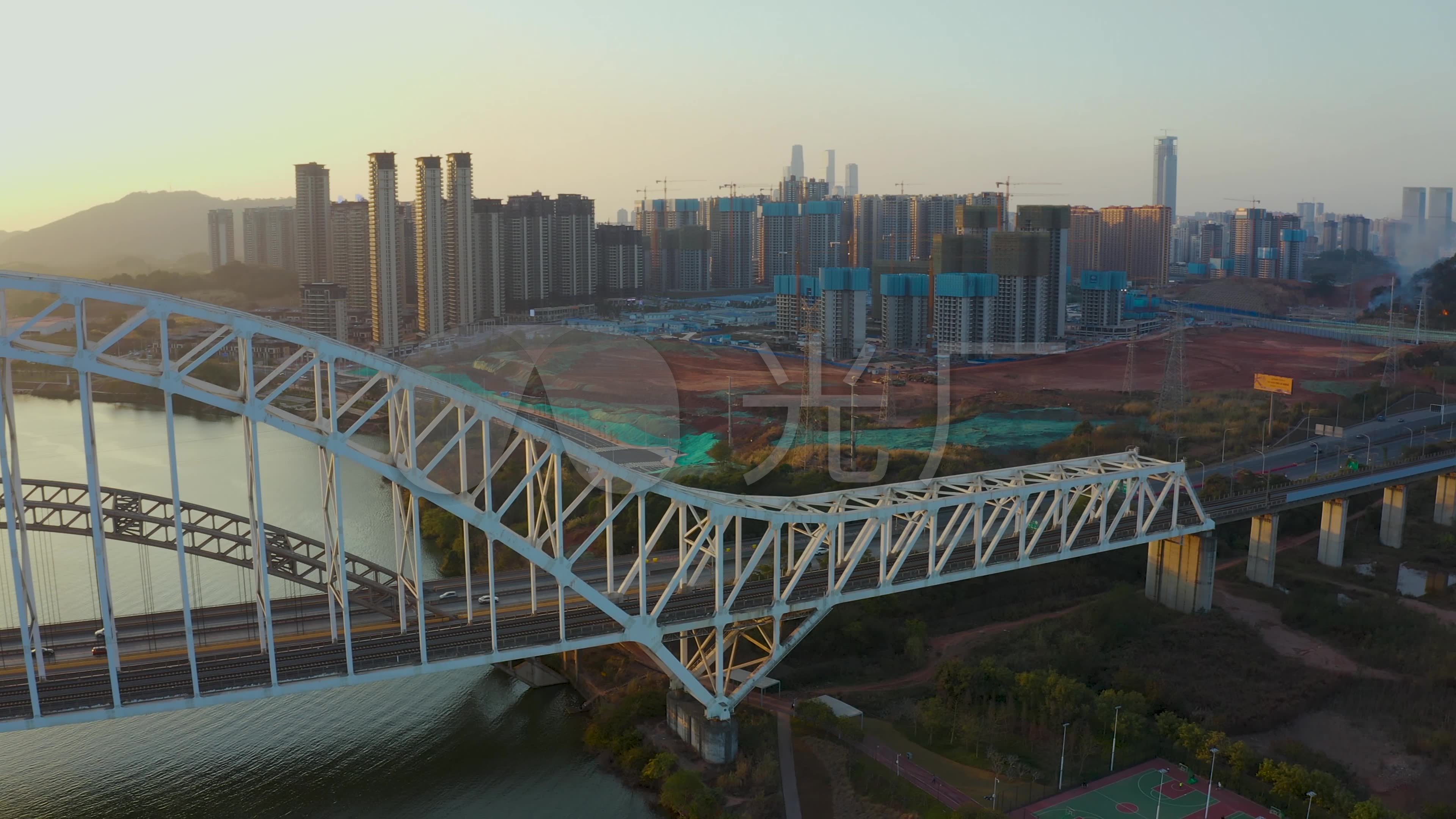 夕阳下的南宁三岸大桥