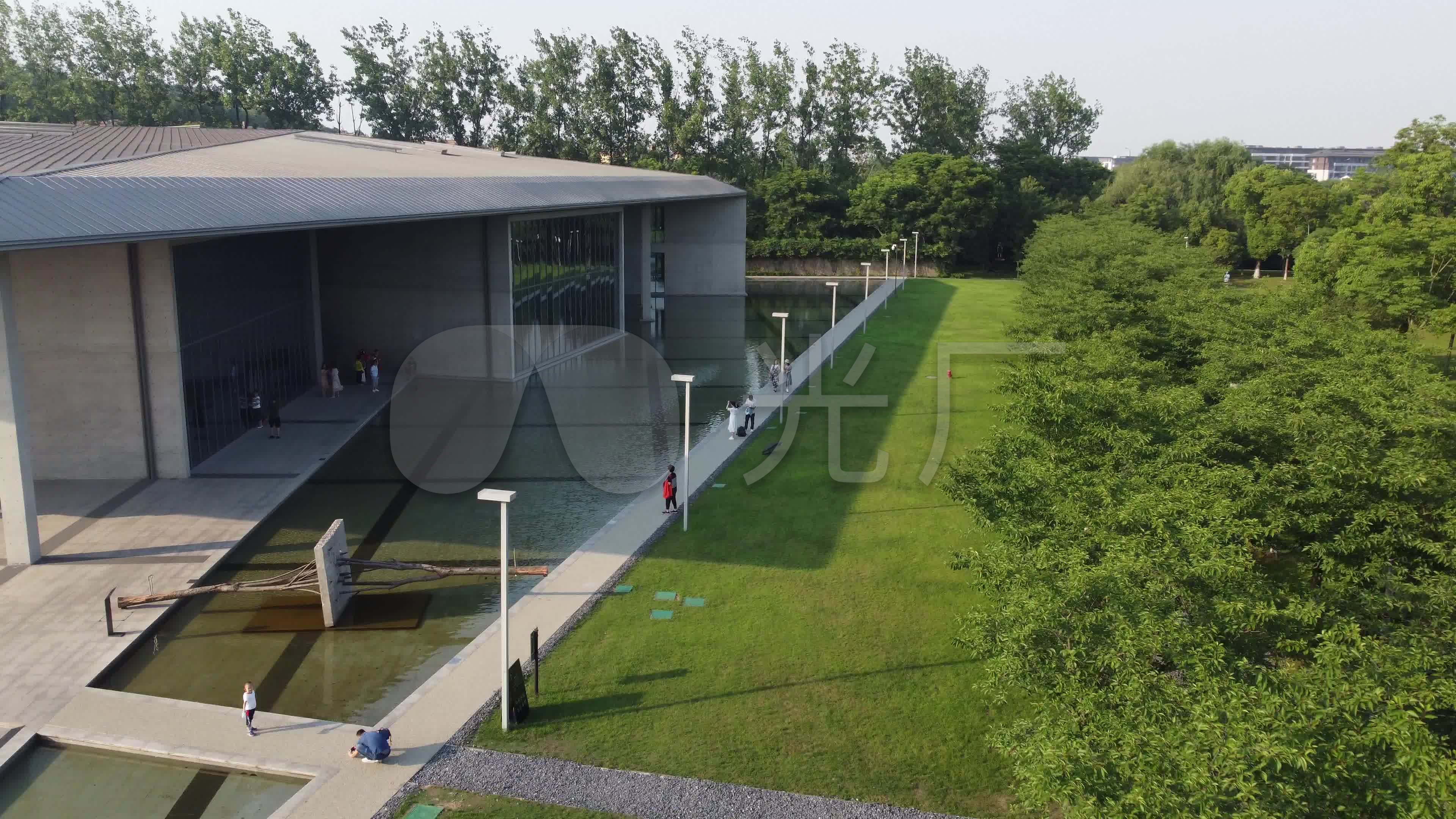 杭州良渚文化村晓书馆大屋顶建筑