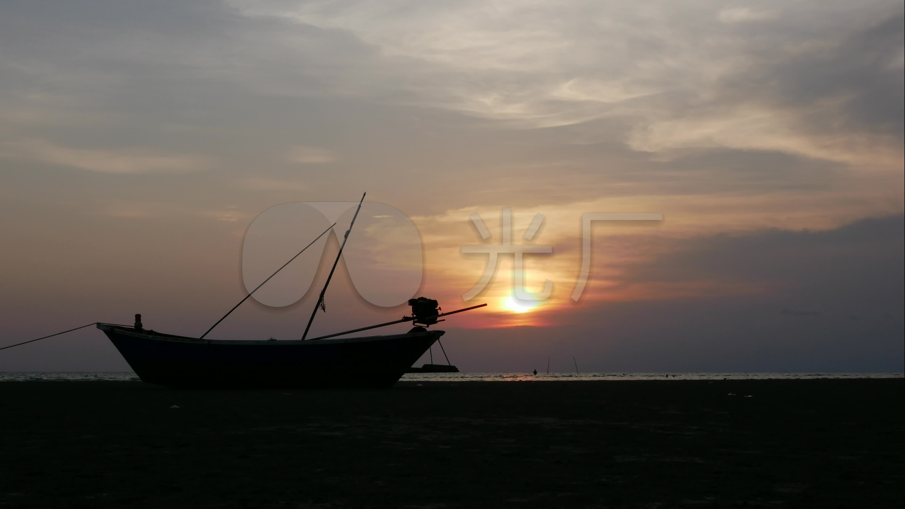 海滩夕阳天空下的渔船剪影延时