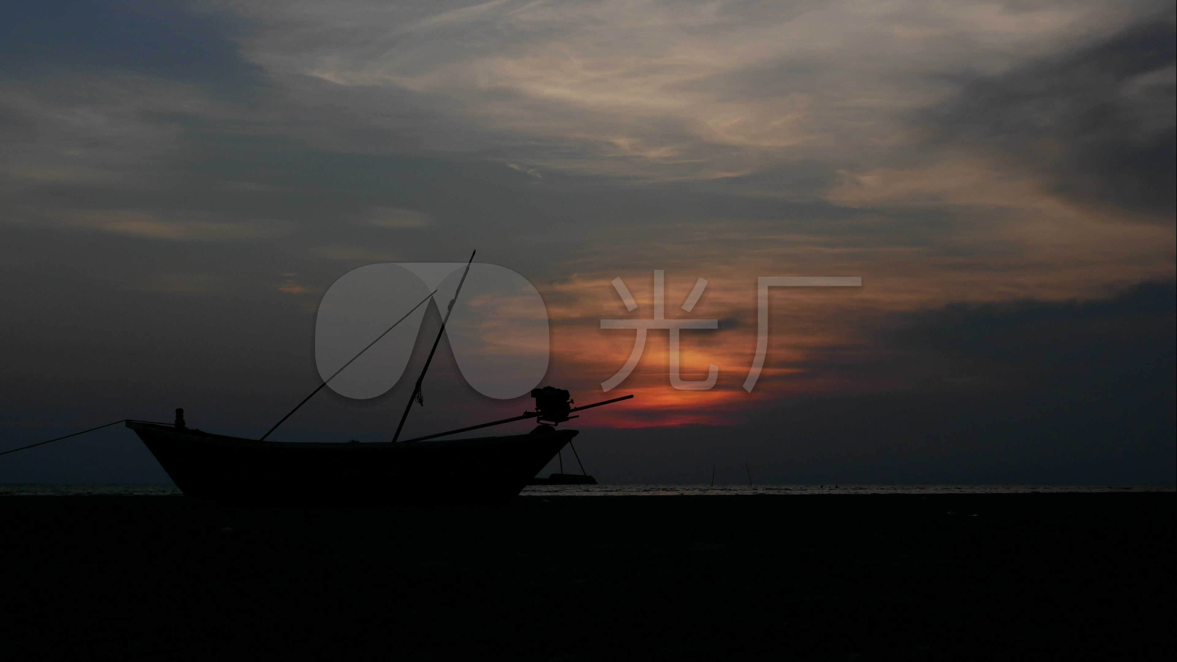 海滩夕阳天空下的渔船剪影延时