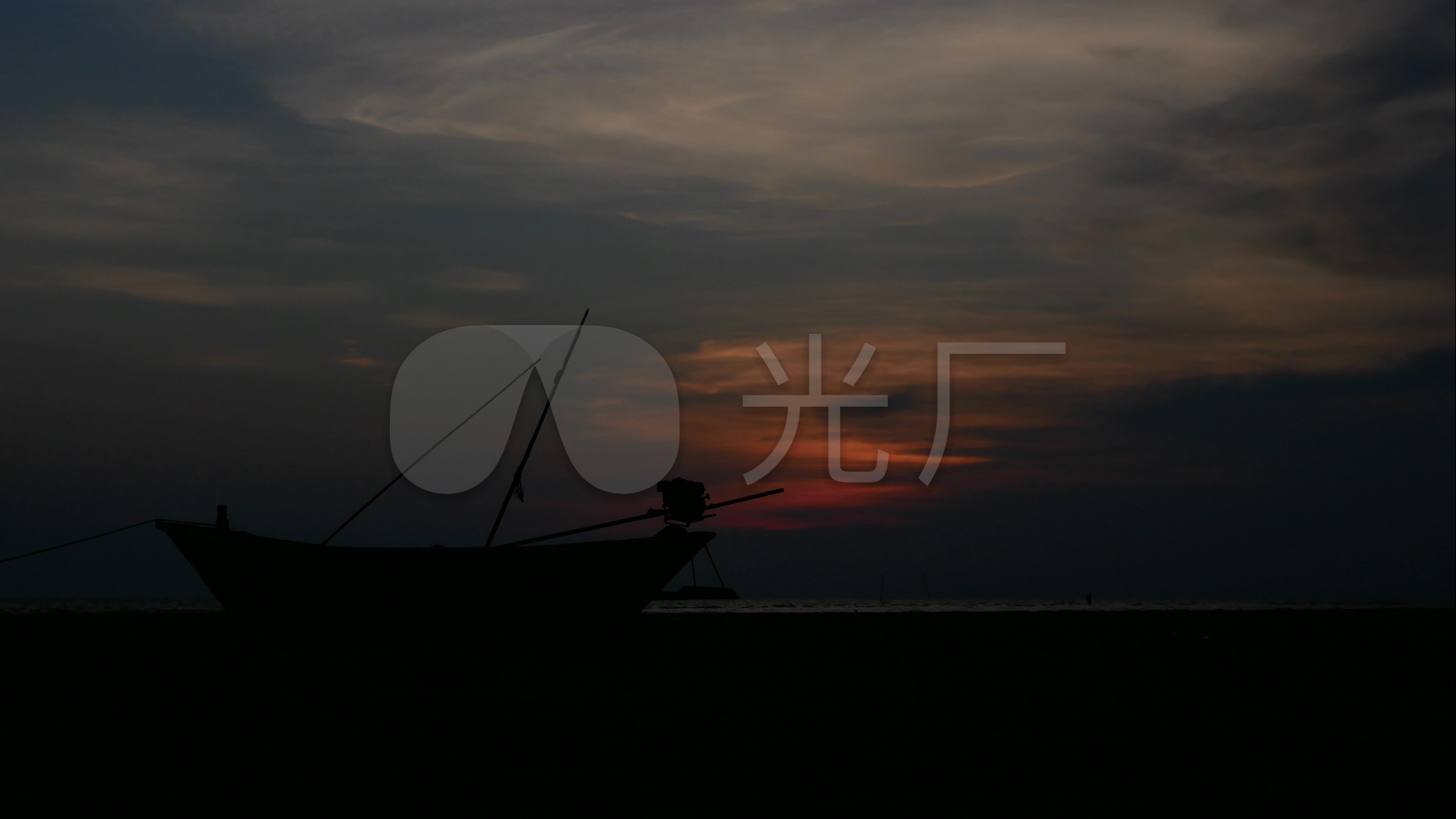 海滩夕阳天空下的渔船剪影延时