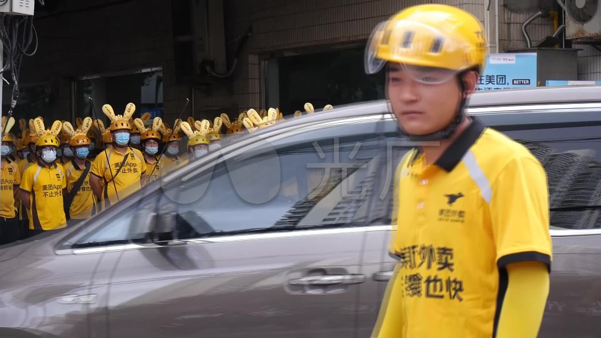 爱你躺过的马路由来_老夫人躺马路中央碰瓷被奥迪女_女子躺马路中间追车拍视频