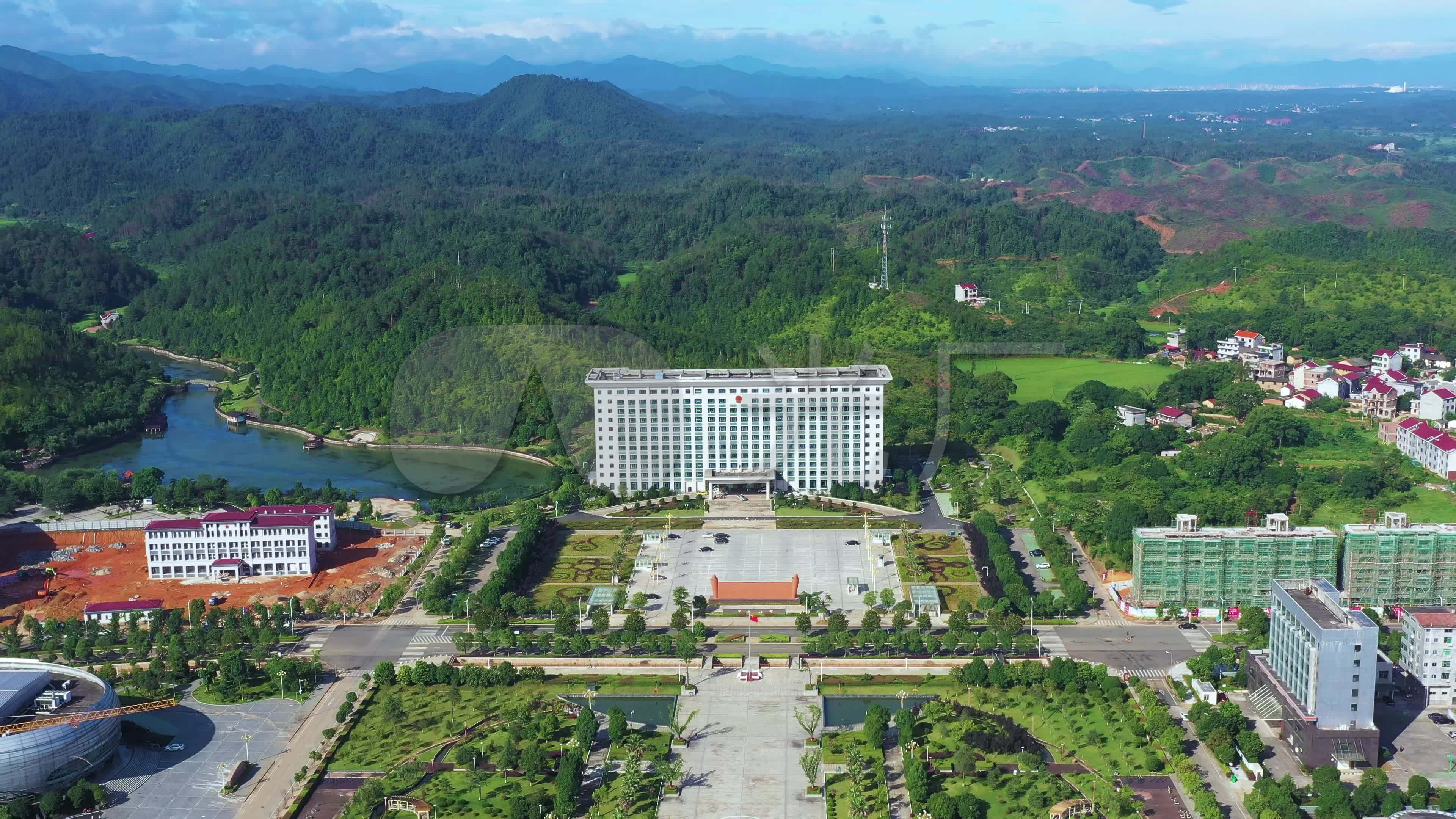 航拍江西省吉安市万安县政府大楼_3840x2160_高清视频素材下载(编号