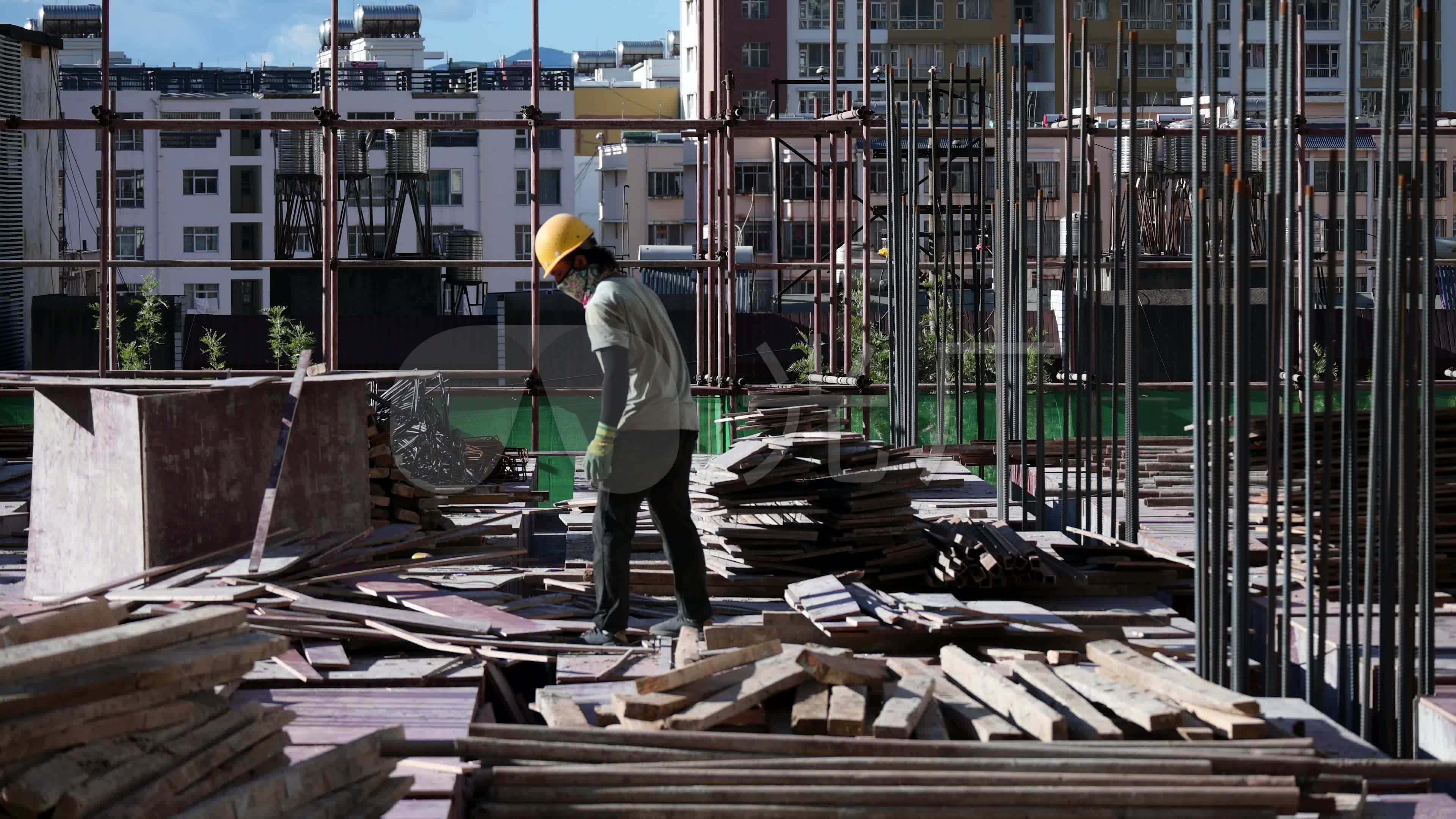 实拍大热天建筑工人工地干活_3840x2160_高清视频素材