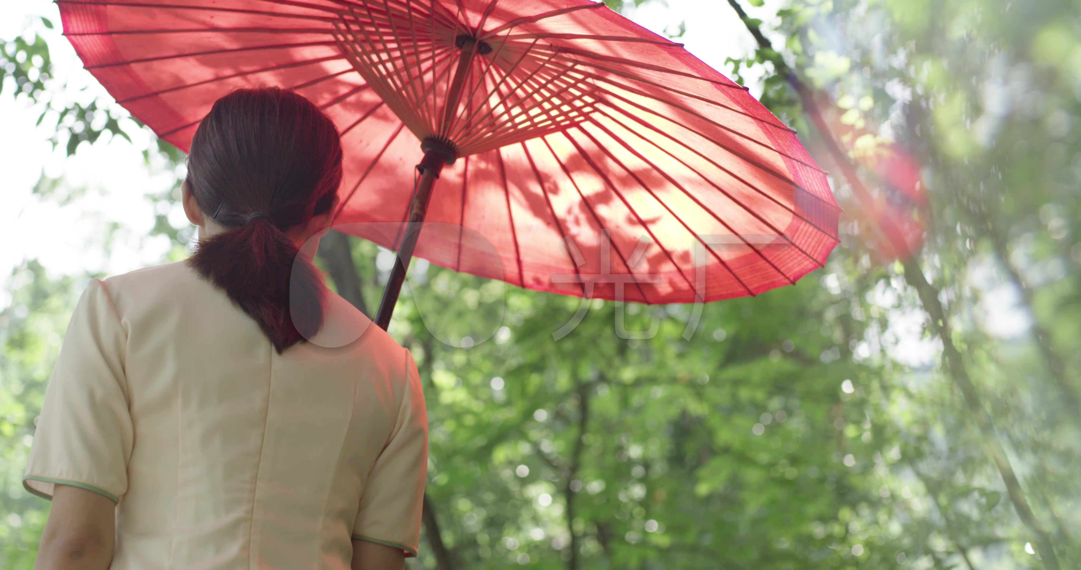 红伞_女人背影_遮阳_打伞_绿荫下_上山_4096x2160_(:)