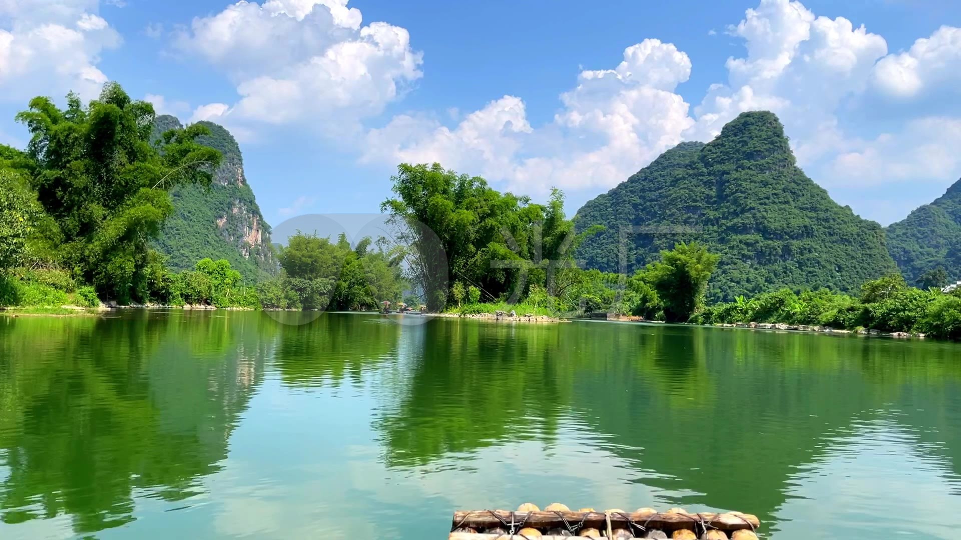 桂林山水甲天下遇龙河竹筏漂流景区山清水秀