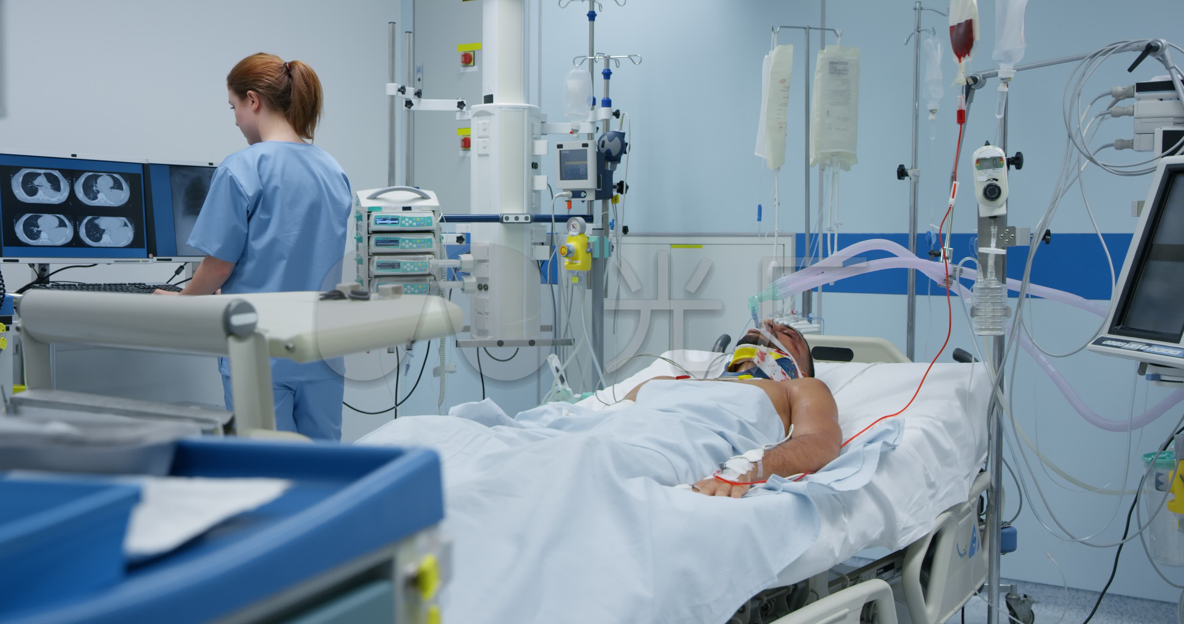 视频素材 实拍视频 医疗教育 护士在重症监护室检查一名年轻男性患者