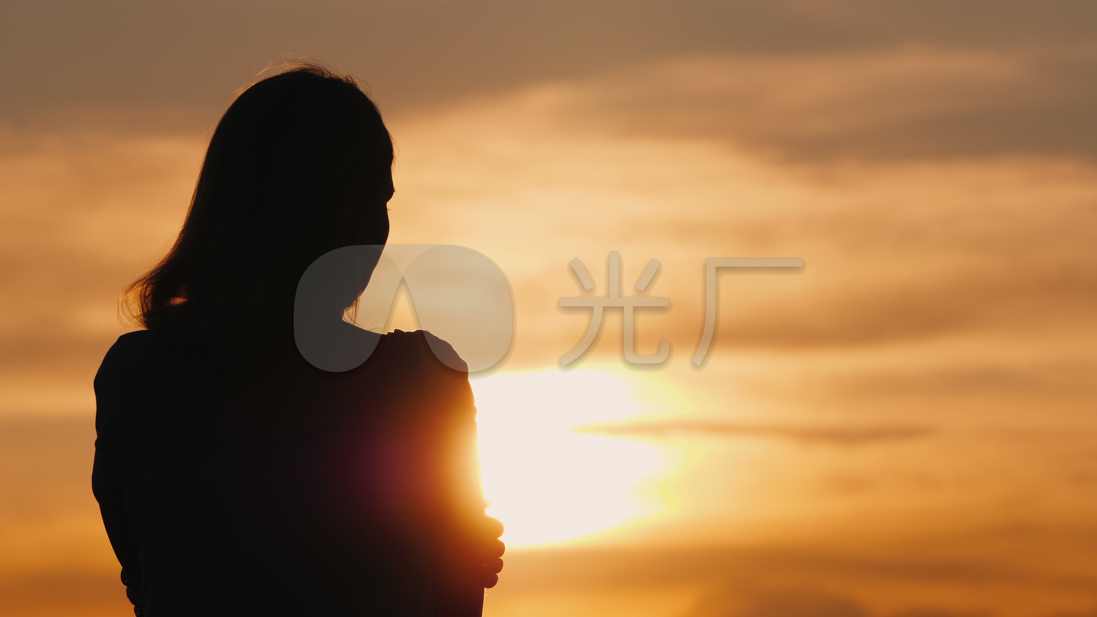 夕阳下女孩独自凝望远方剪影_3840x2160_高清视频素材