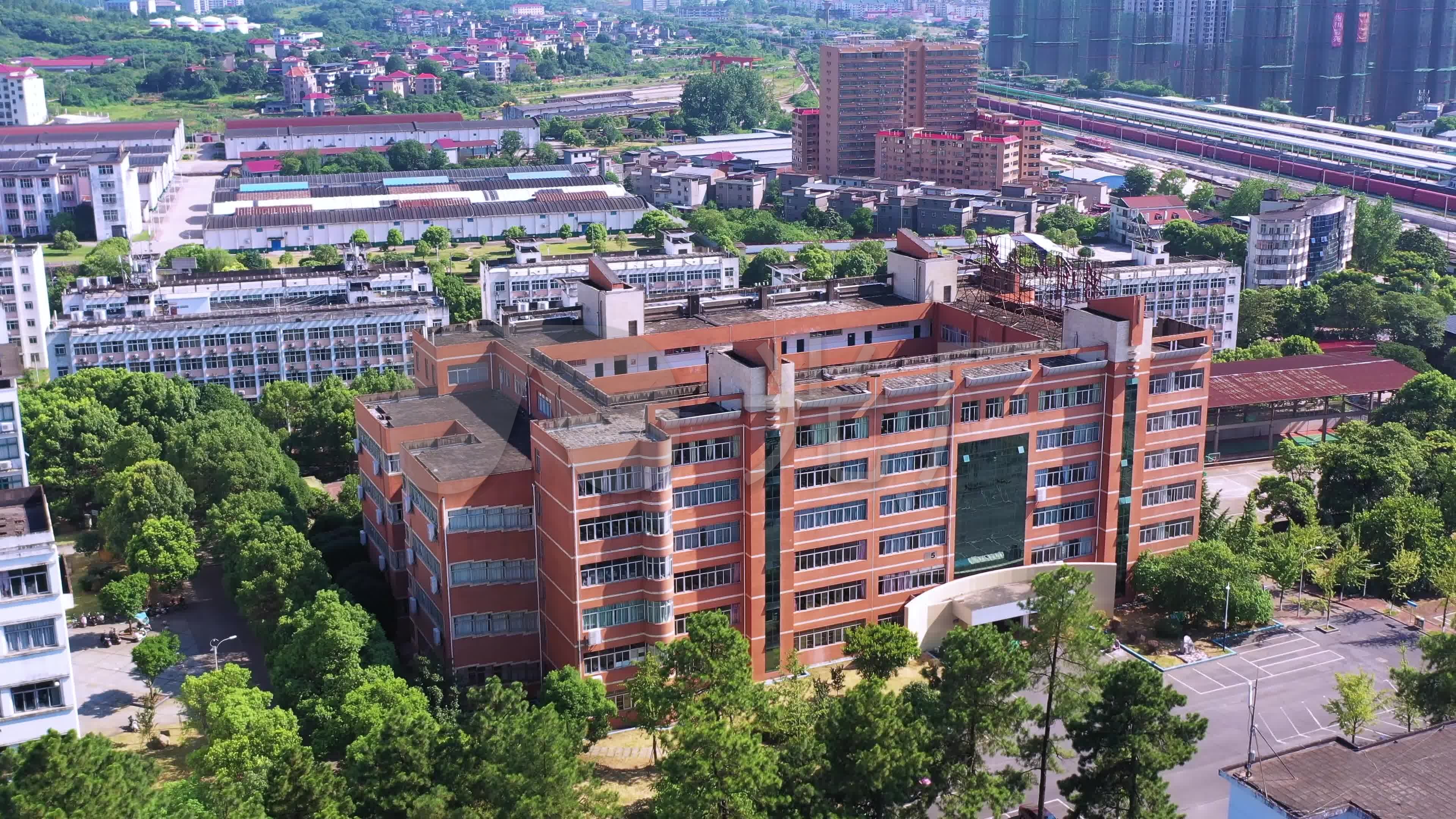 航拍江西吉安井冈山大学第五教学楼_3840x2160_高清视频素材下载(编号