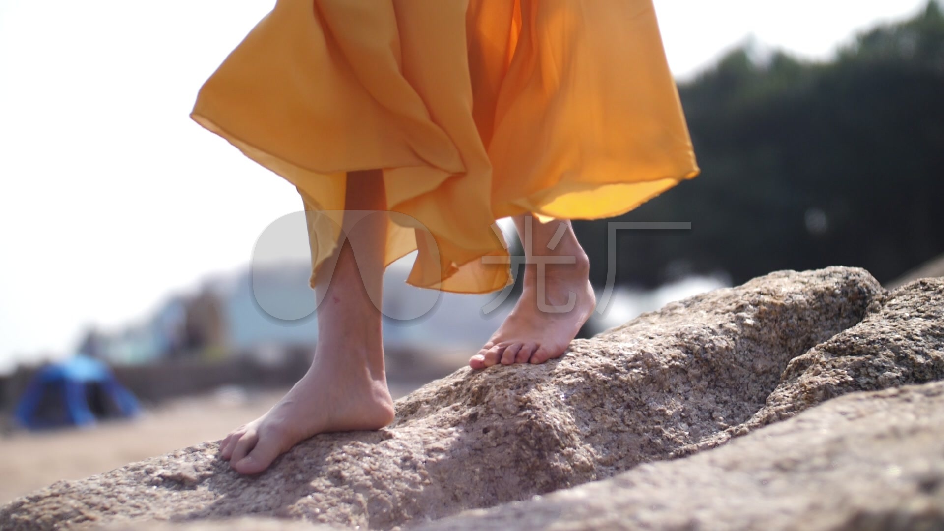 女孩赤脚在岩石上行走_1920x1080_高清视频素材下载(编号:6292084)