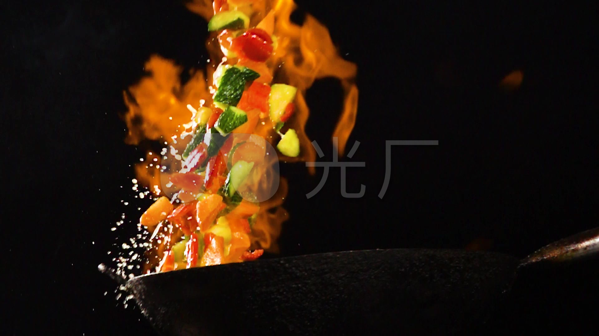 颠锅-炒菜-锅里翻炒