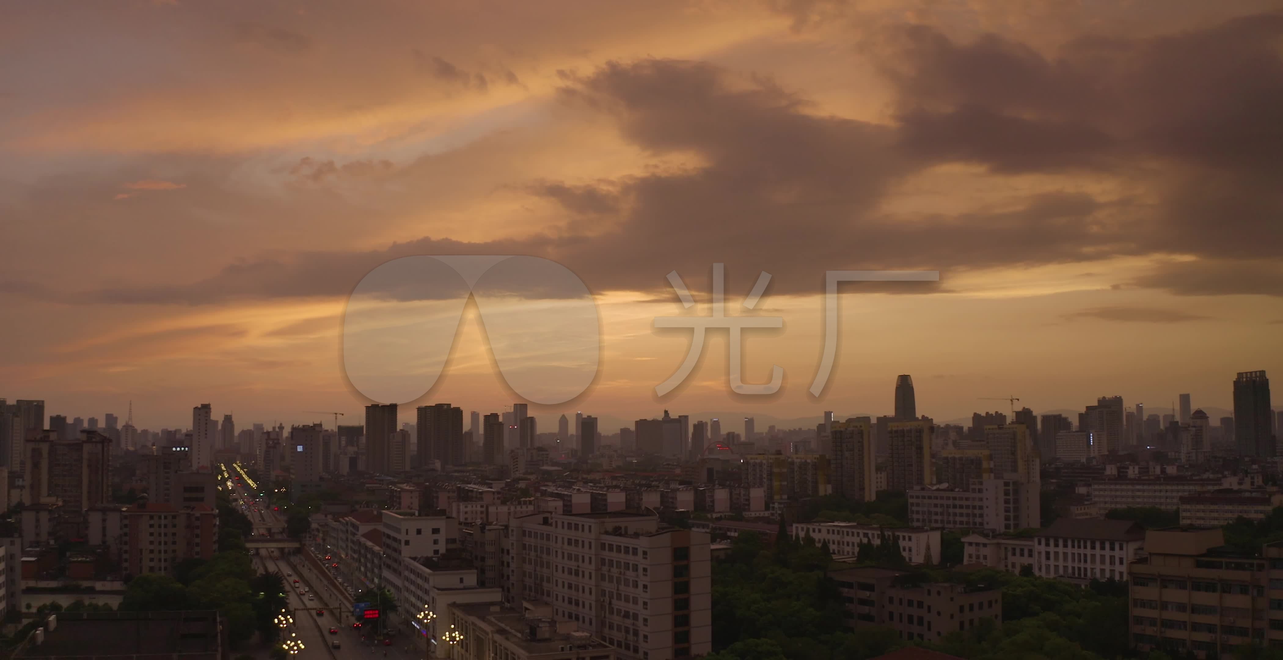 晚霞下的城市