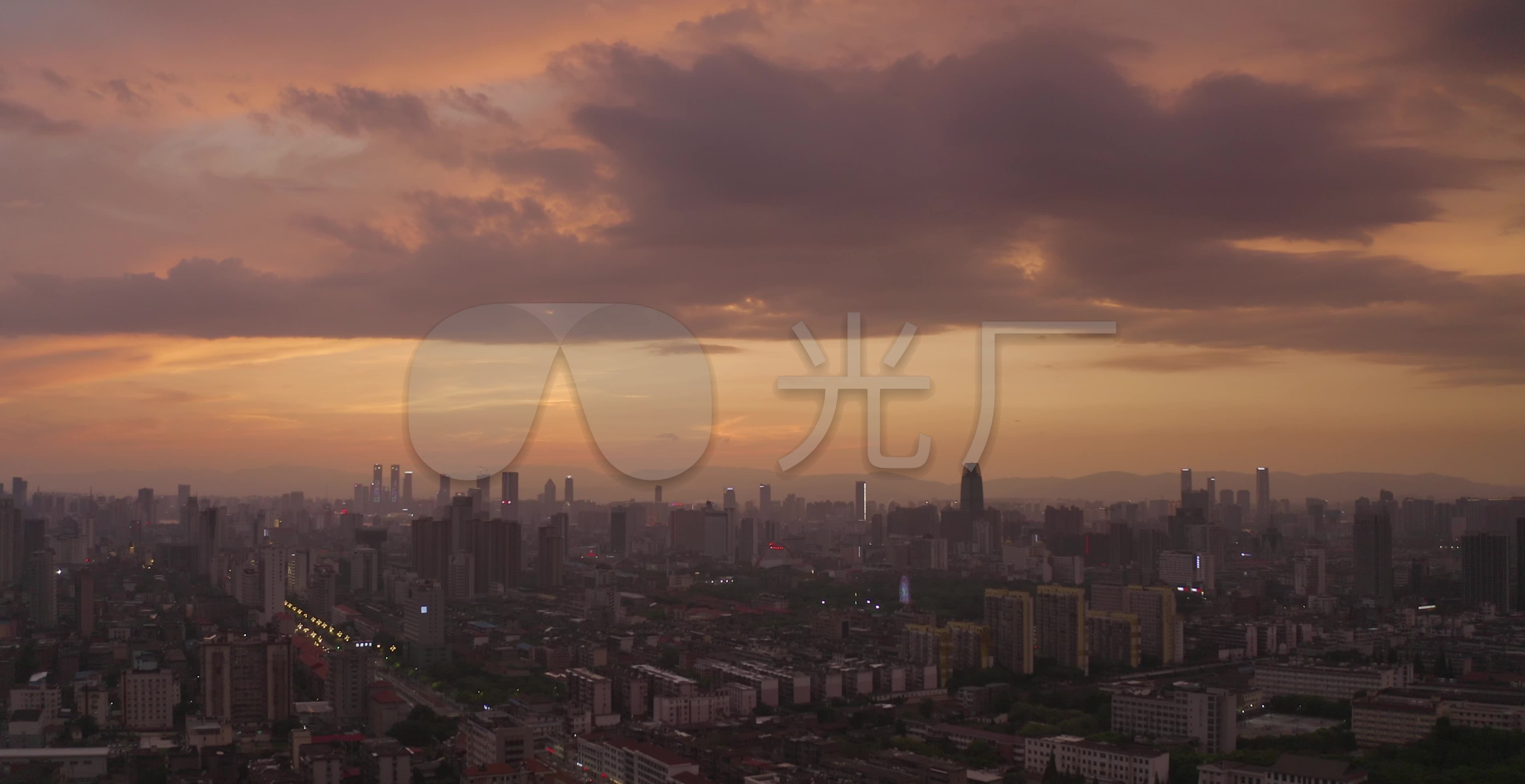 晚霞下的城市