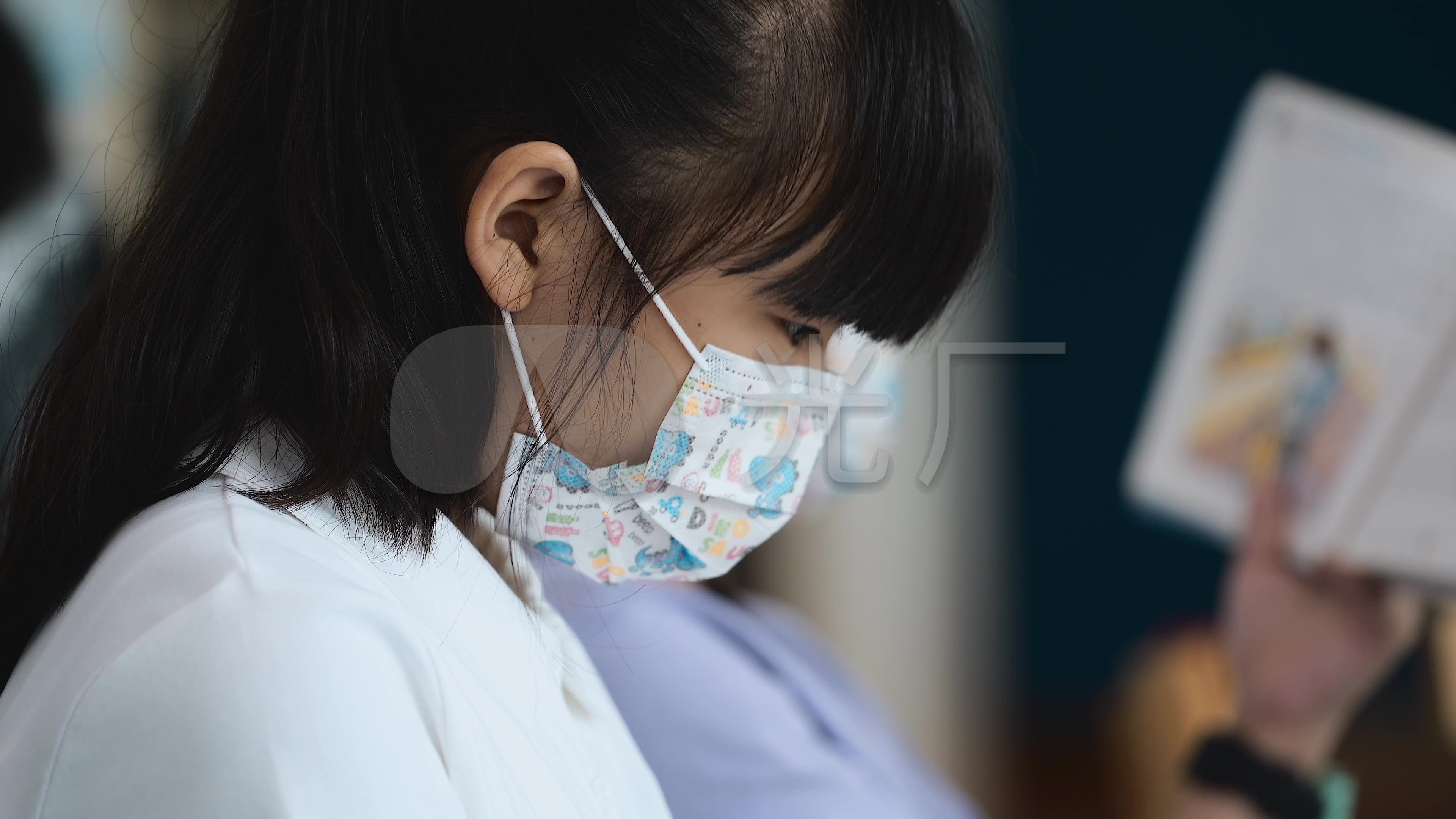 4k图书馆阅览室戴口罩看书阅读的小女孩