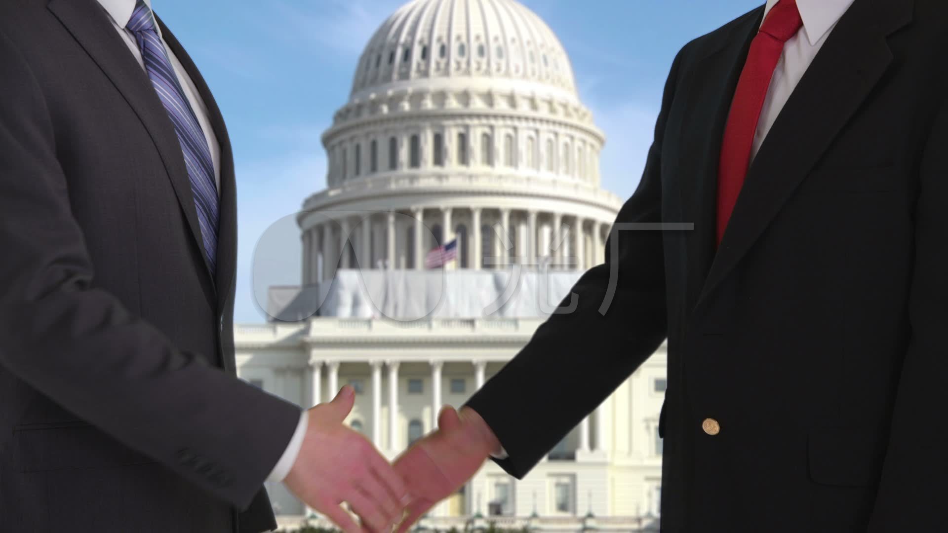 政客们在美国国会大厦前握手