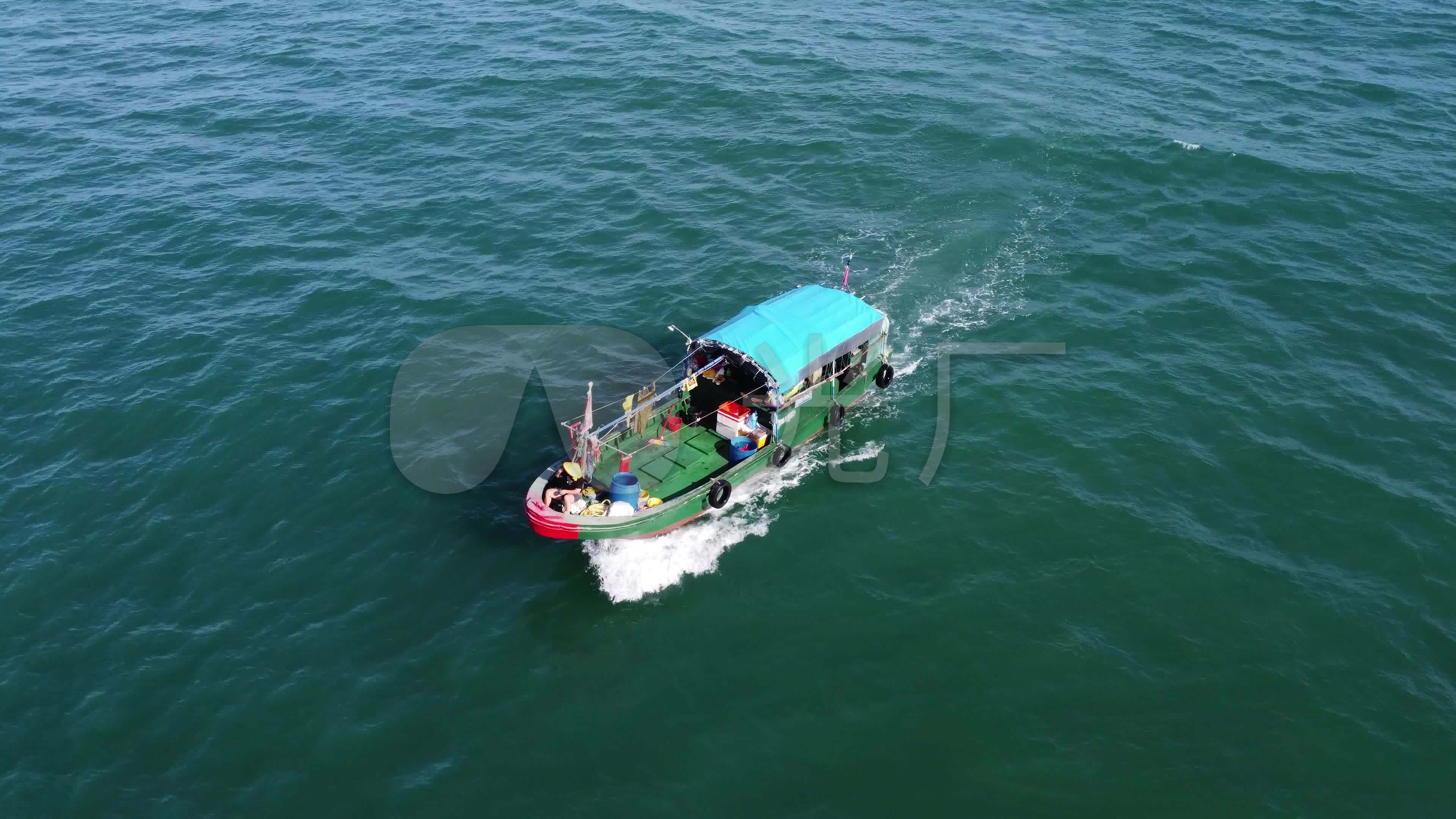大海上行驶的渔船,乘风破浪捕鱼.
