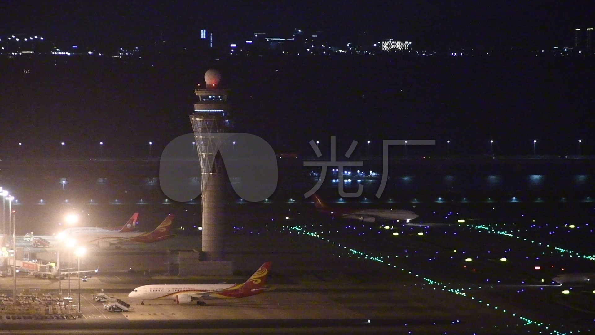 空港夜景飞机在滑行道与跑道处等待起飞指令