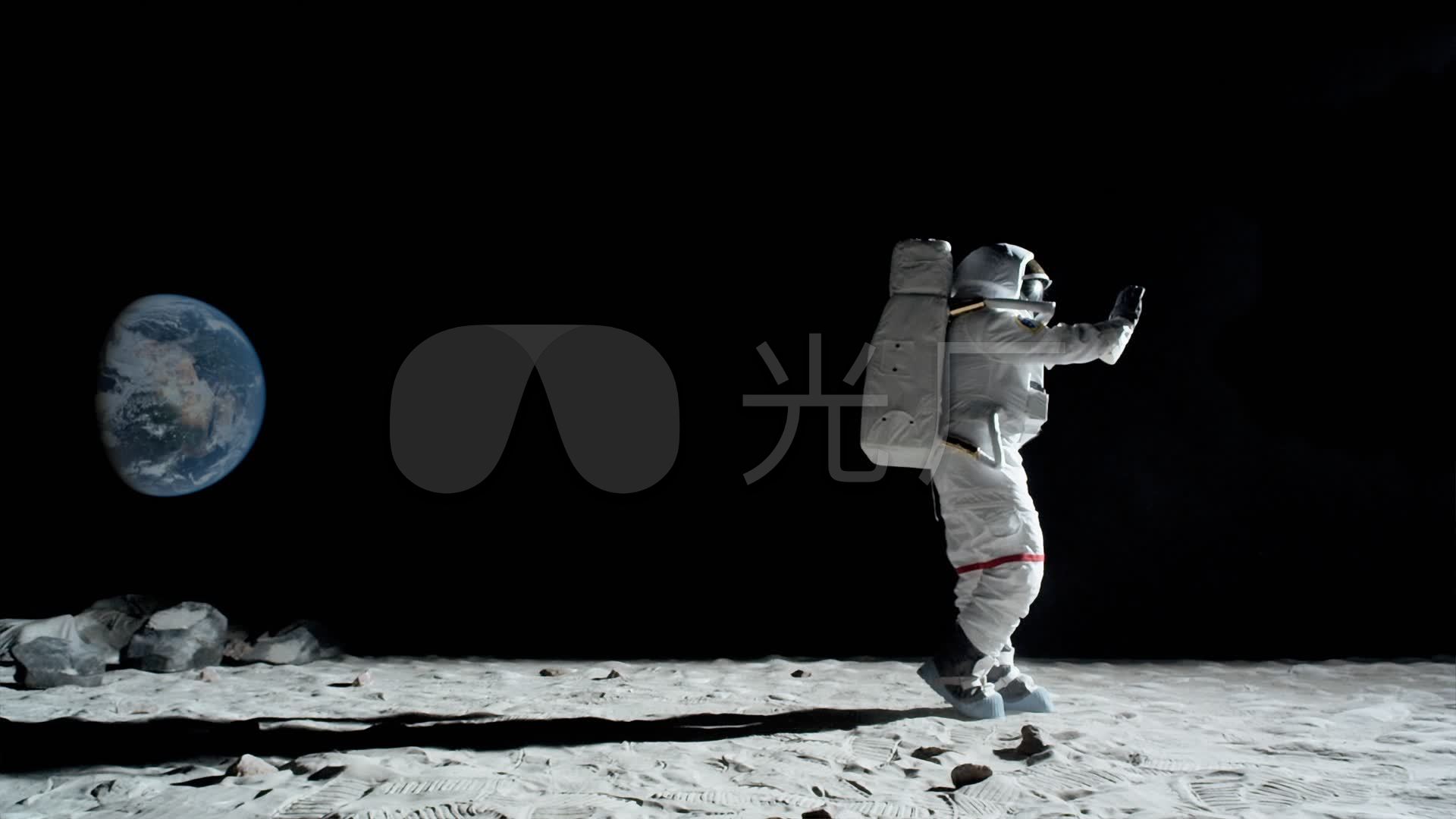 宇航员在月球表面进行月球行走