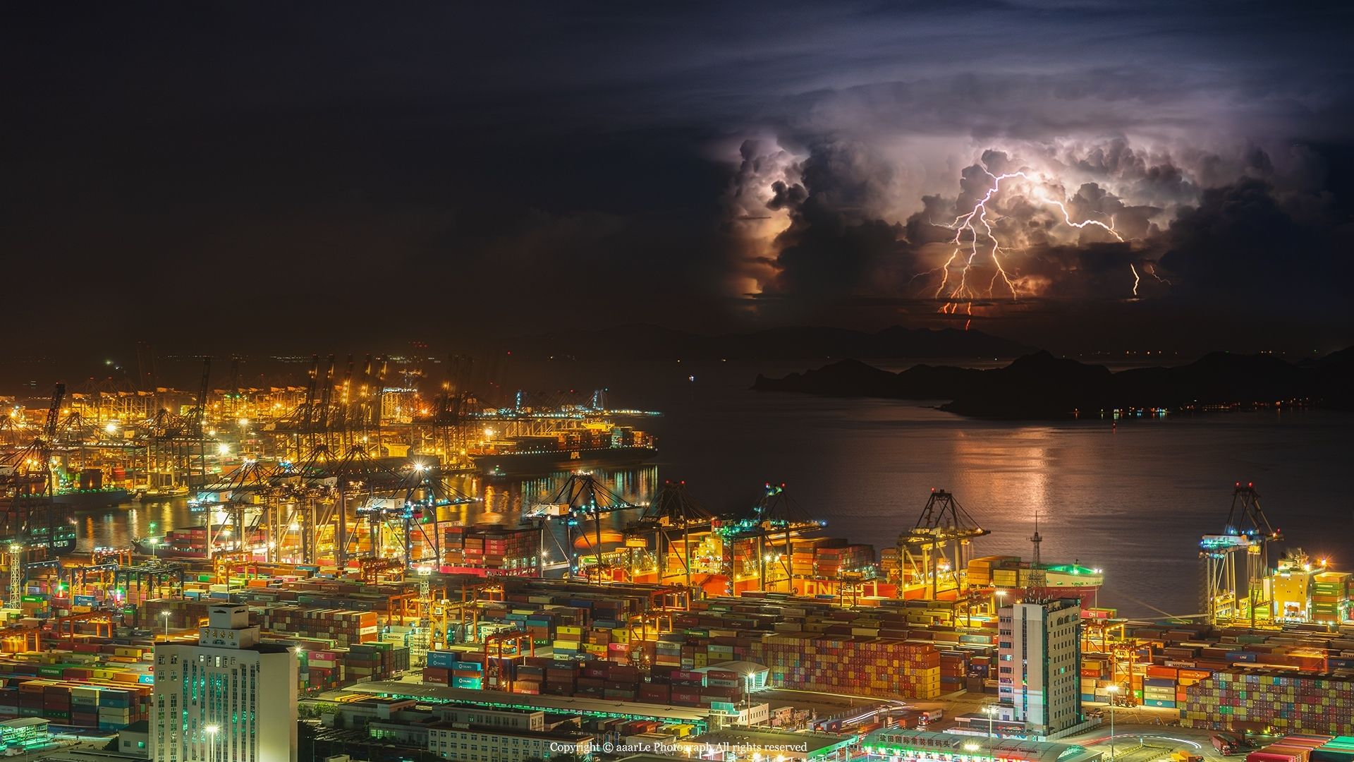 广东深圳盐田港码头夜晚雷暴雨闪电8k