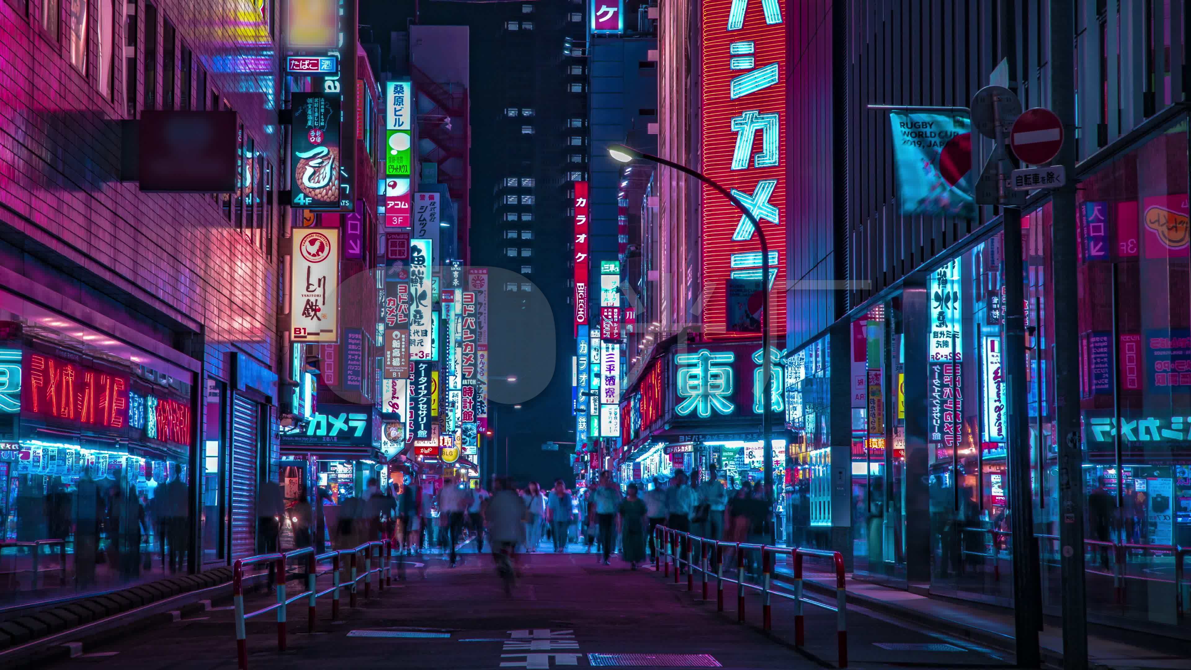 东京新宿市中心霓虹灯街道夜幕