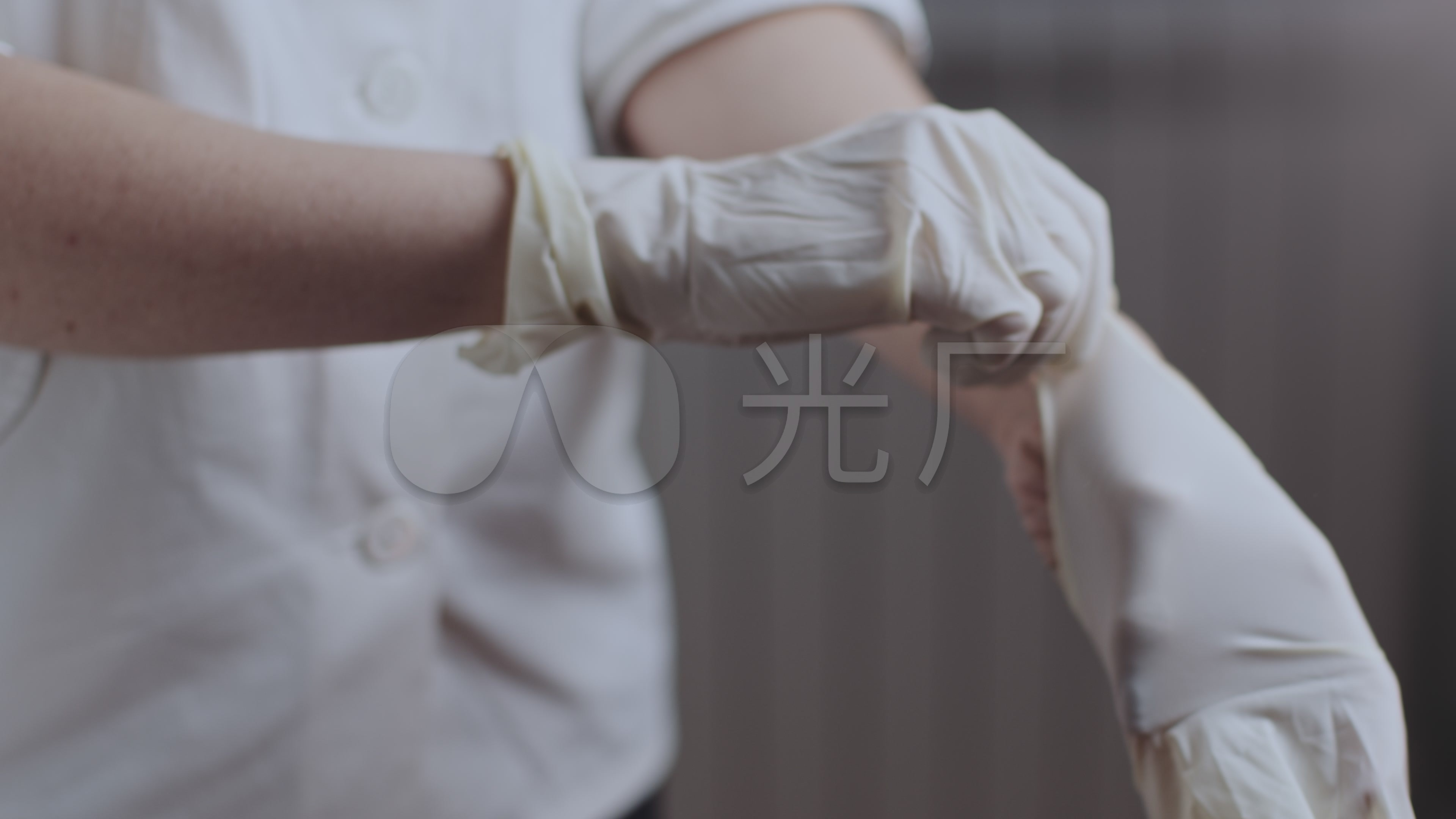 医务护士戴上医用手套.