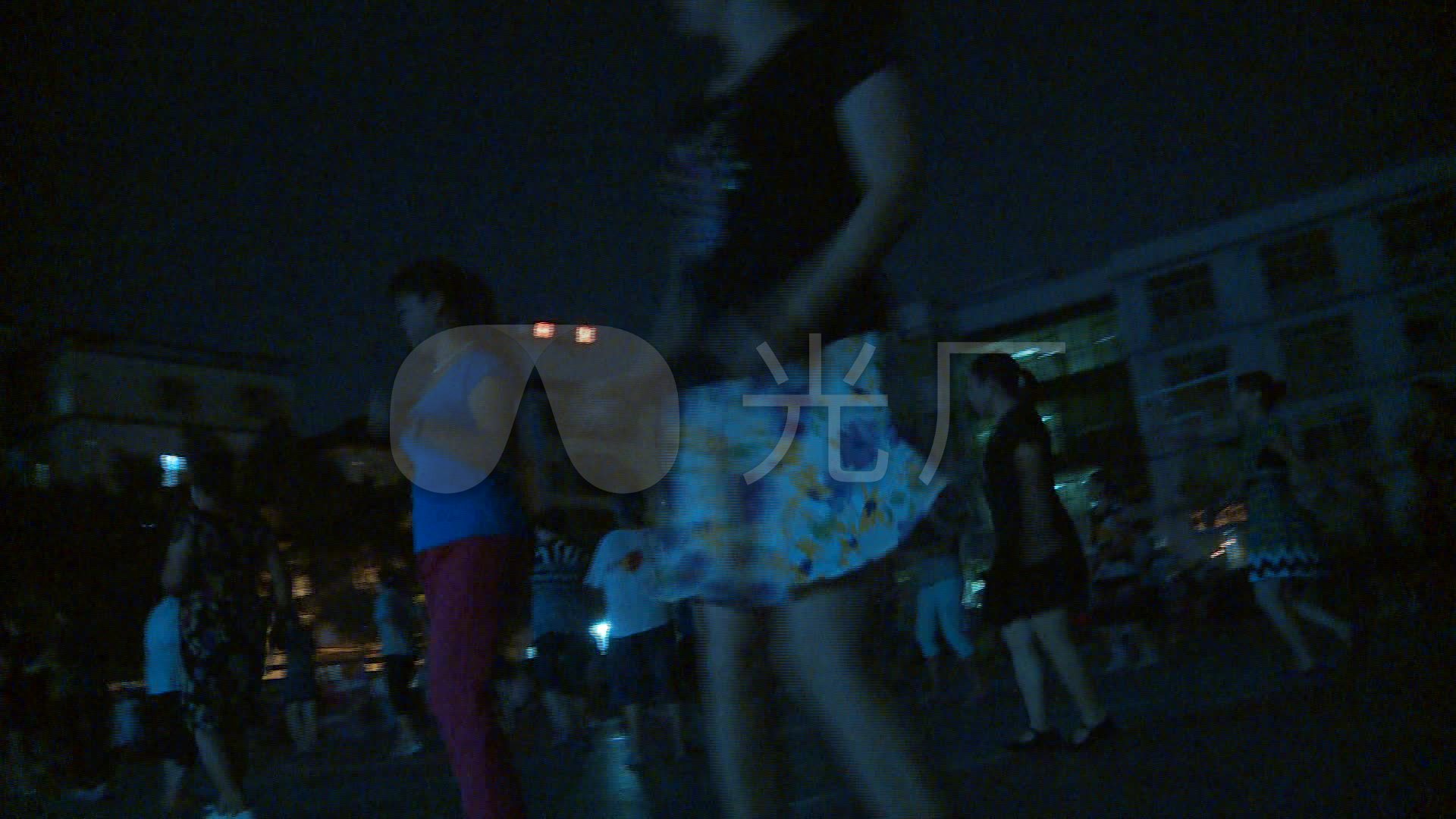 社区居民夜晚集体跳广场舞