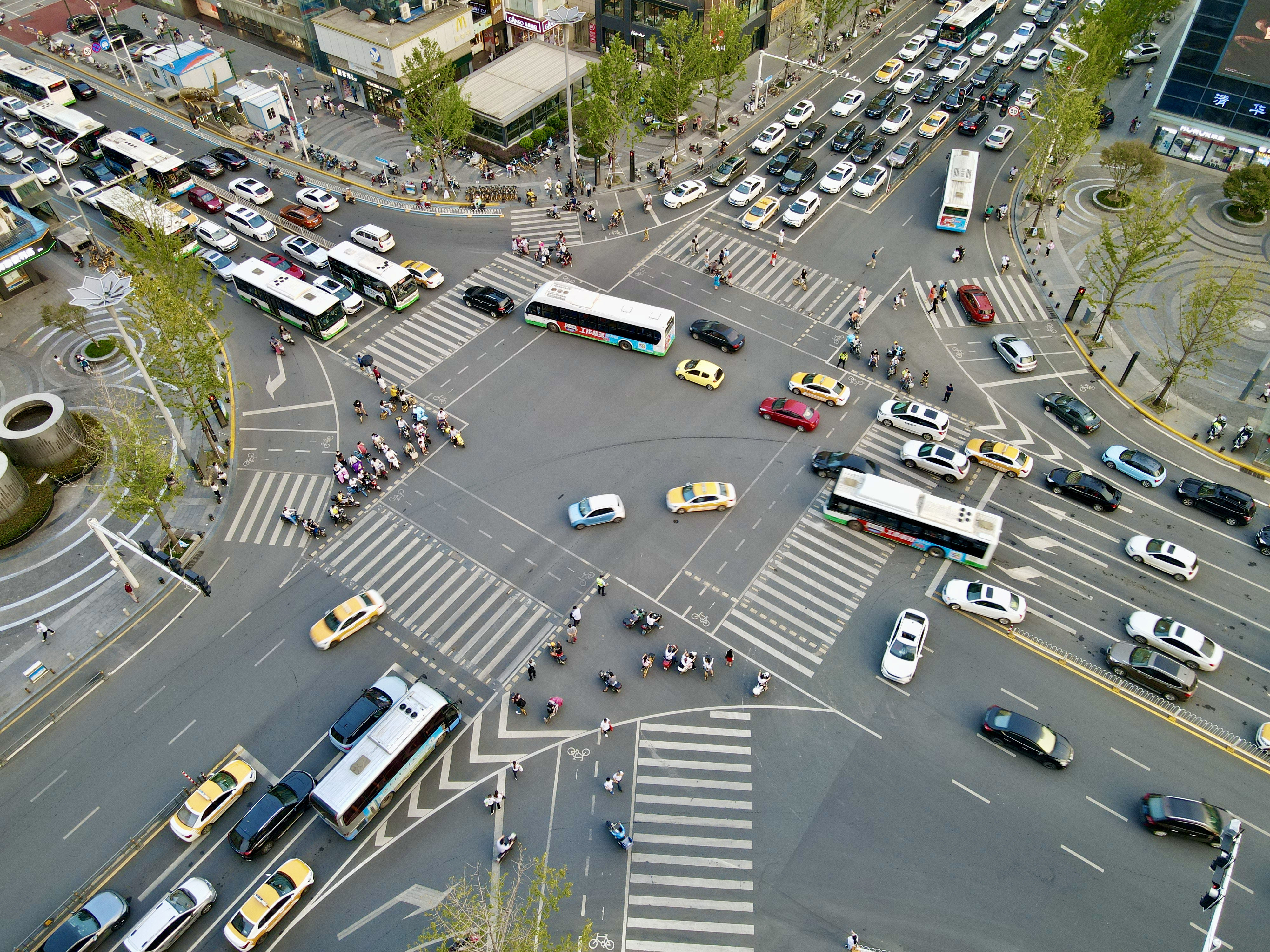 城市十字路口繁忙交通