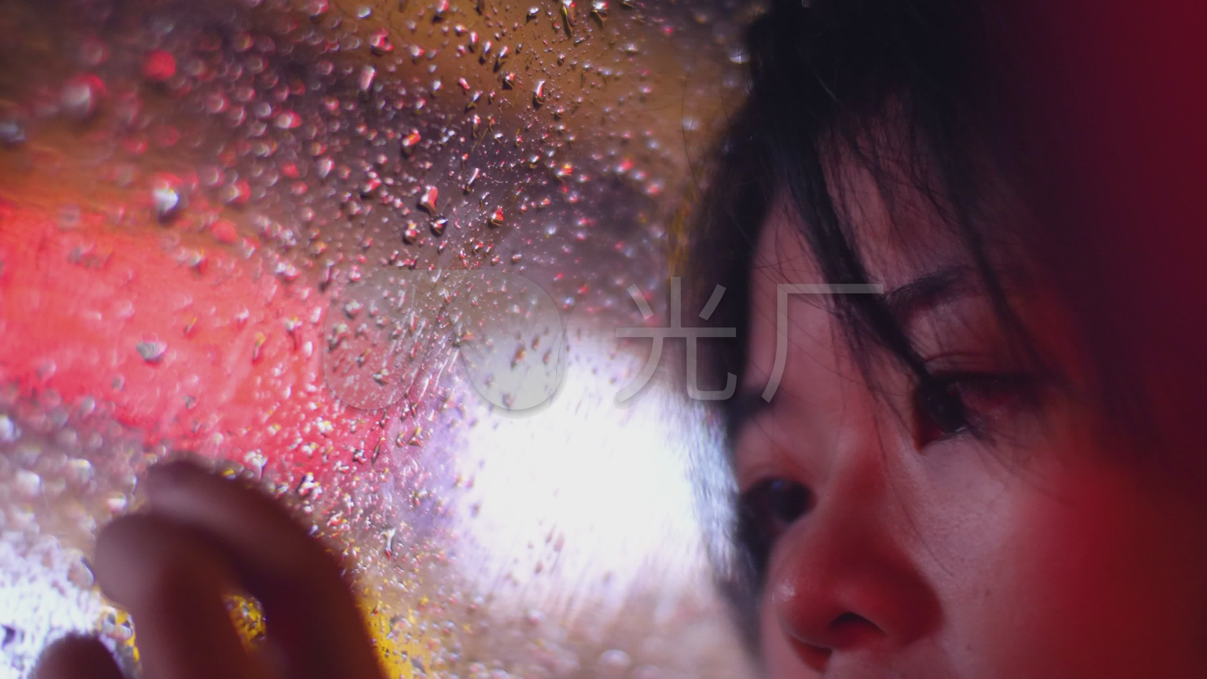 雨夜伤感女孩靠在车窗看窗外眼睛特写